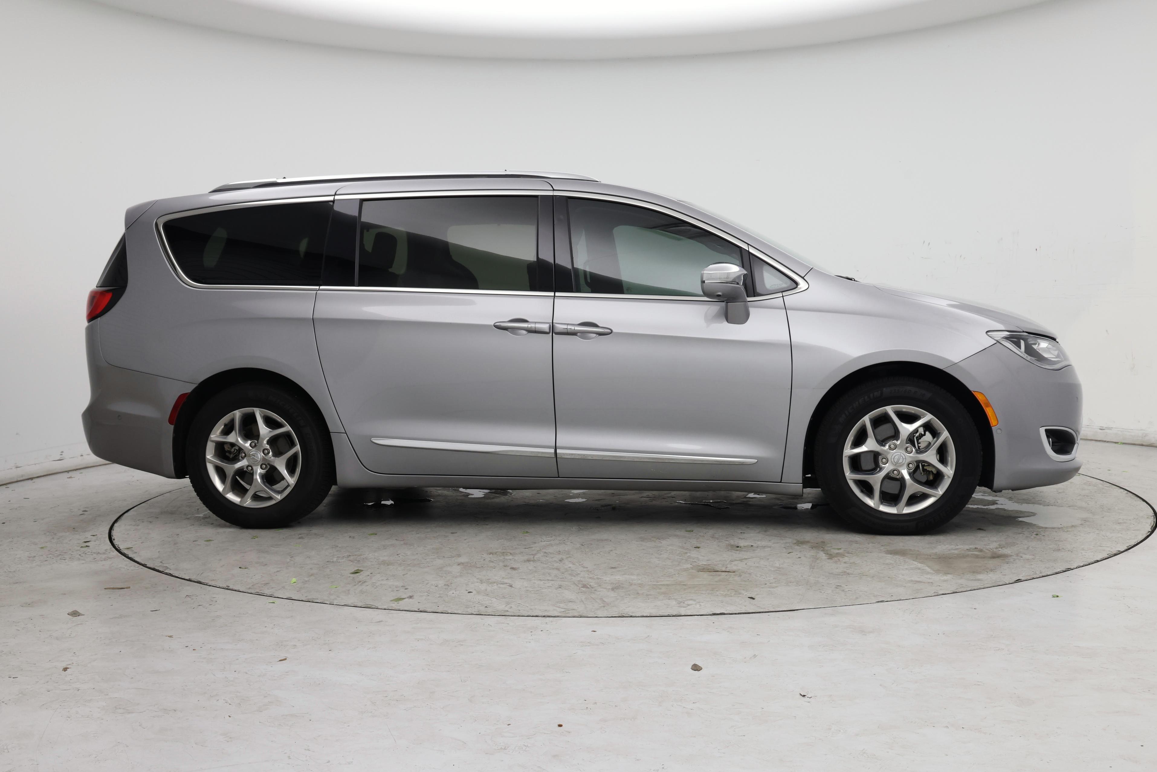 Thumbnail: 2017 Chrysler Pacifica - 3