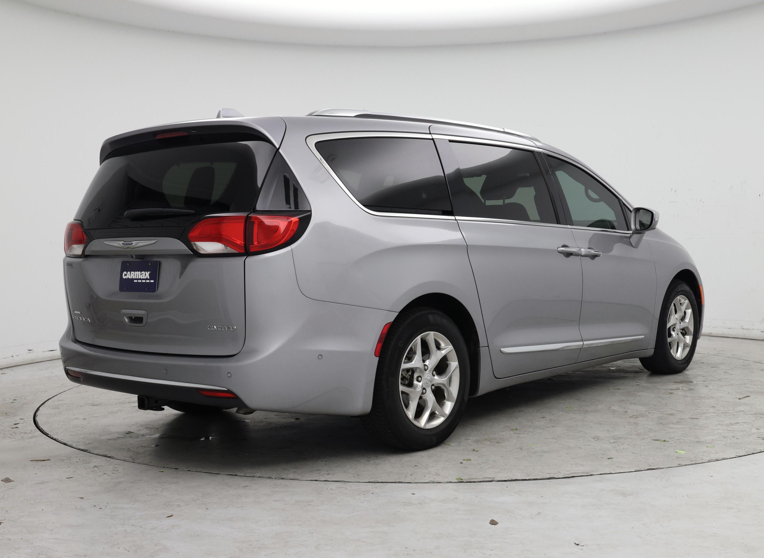 Thumbnail: 2017 Chrysler Pacifica - 4