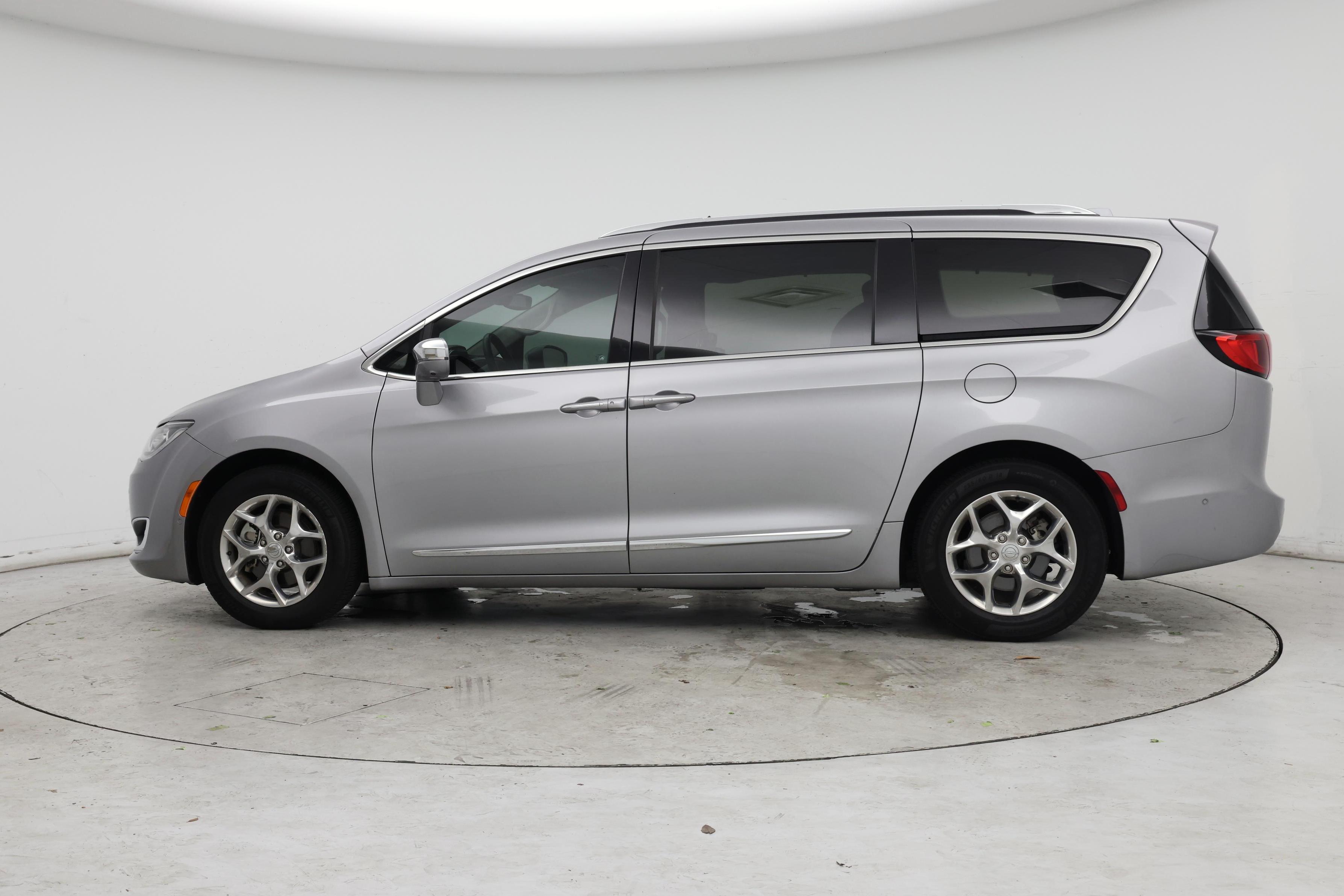 Thumbnail: 2017 Chrysler Pacifica - 7