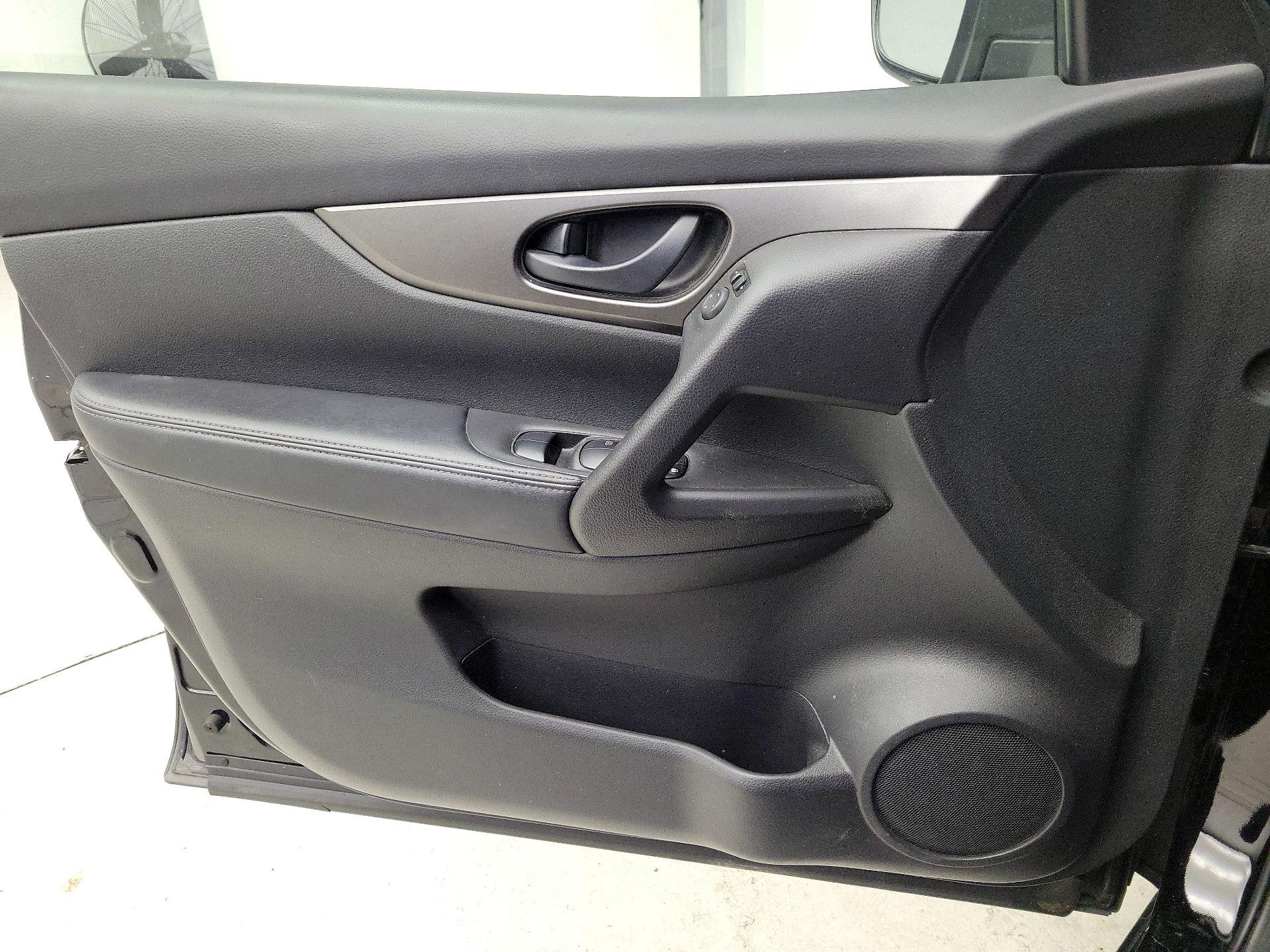 Thumbnail: 2019 Nissan Rogue Sport - 12