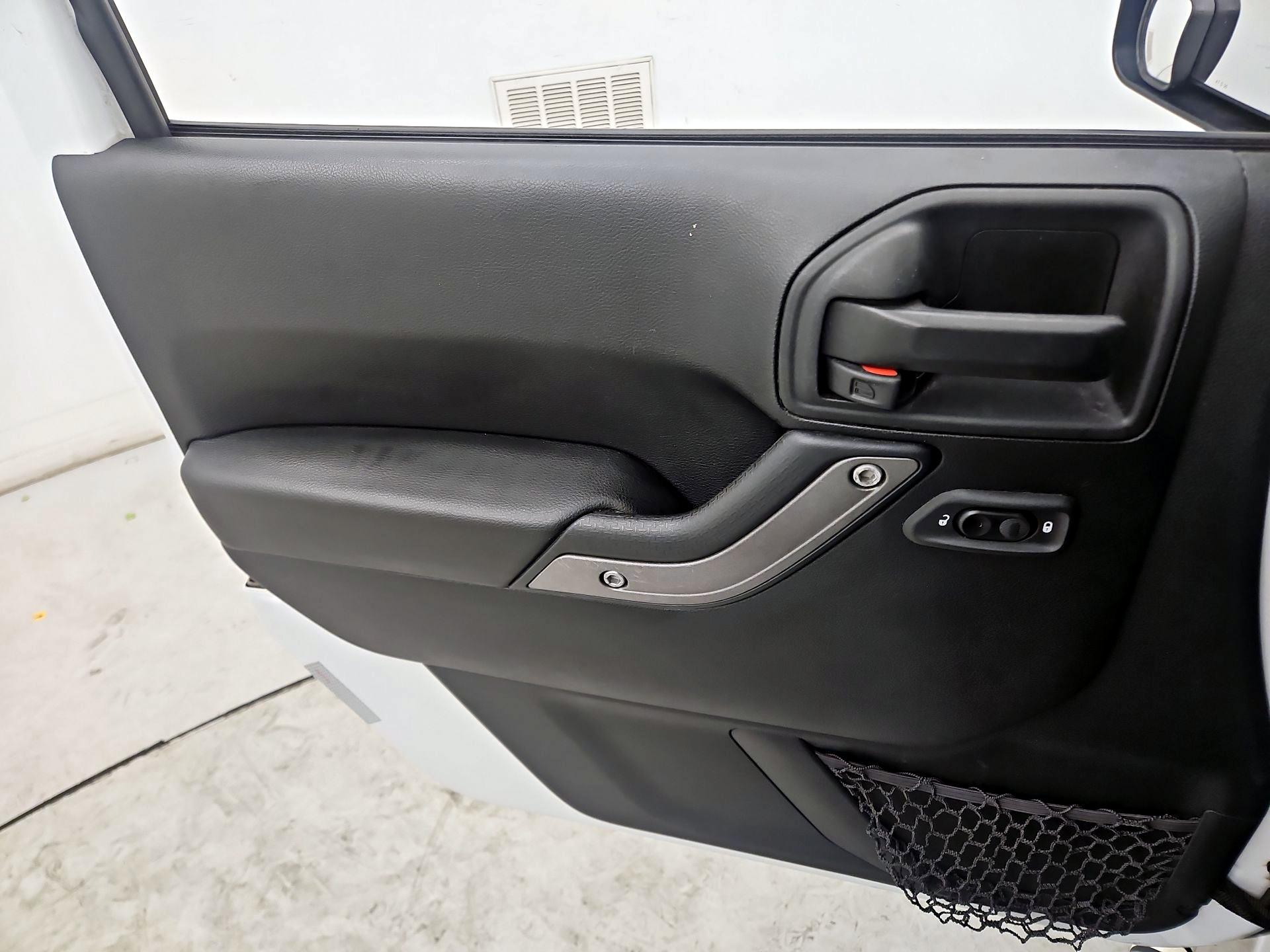 Thumbnail: 2017 Jeep Wrangler - 12