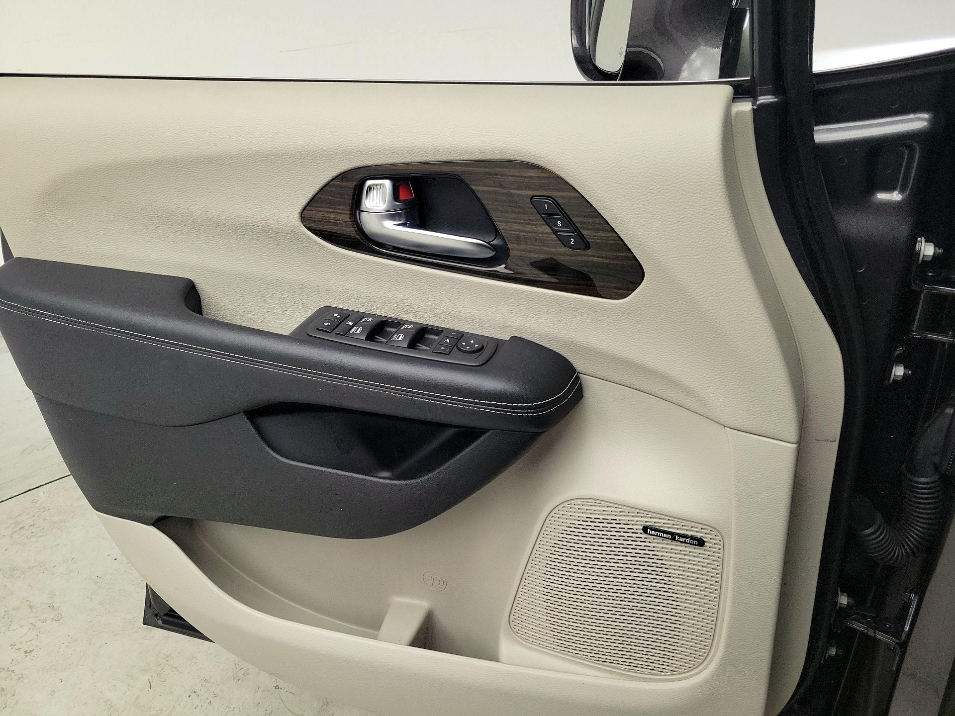 Thumbnail: 2022 Chrysler Pacifica - 12
