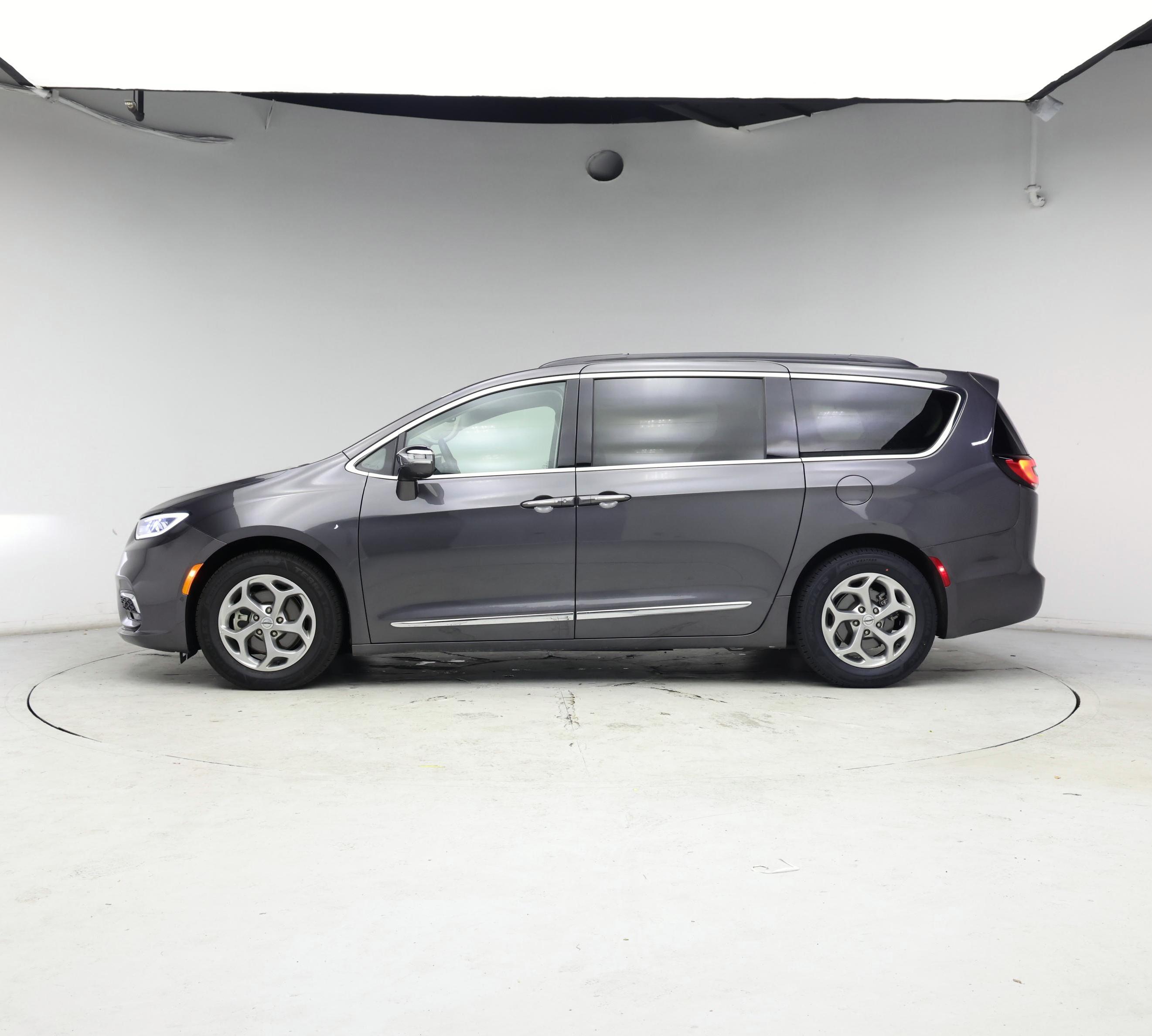 Thumbnail: 2022 Chrysler Pacifica - 3