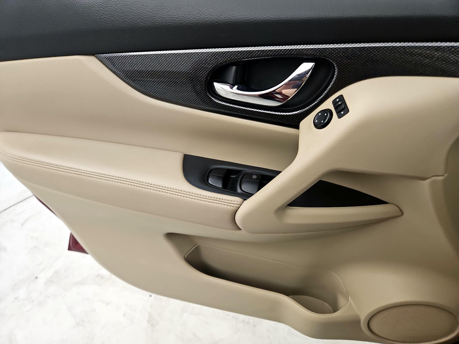 Thumbnail: 2016 Nissan Rogue - 12