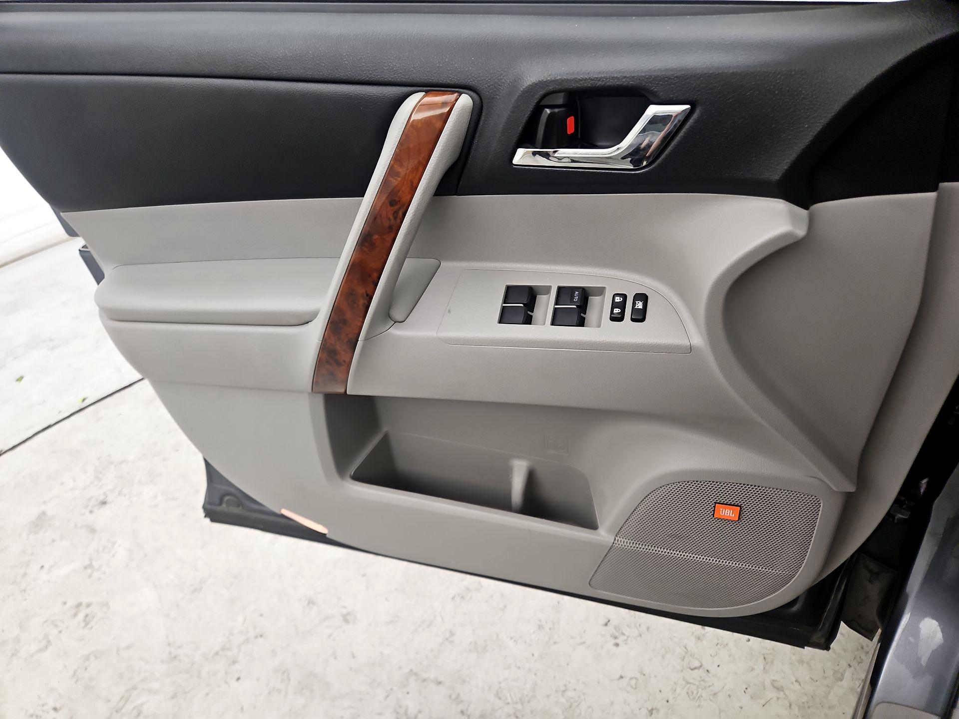 Thumbnail: 2013 Toyota Highlander - 12