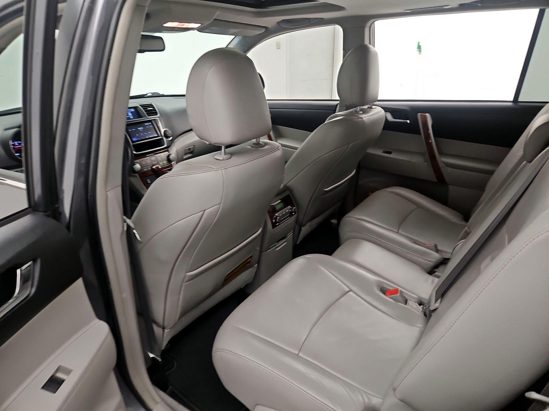 Thumbnail: 2013 Toyota Highlander - 19