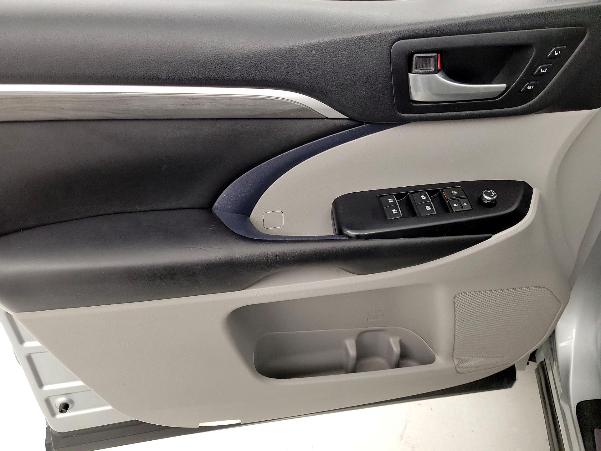 Thumbnail: 2018 Toyota Highlander - 12