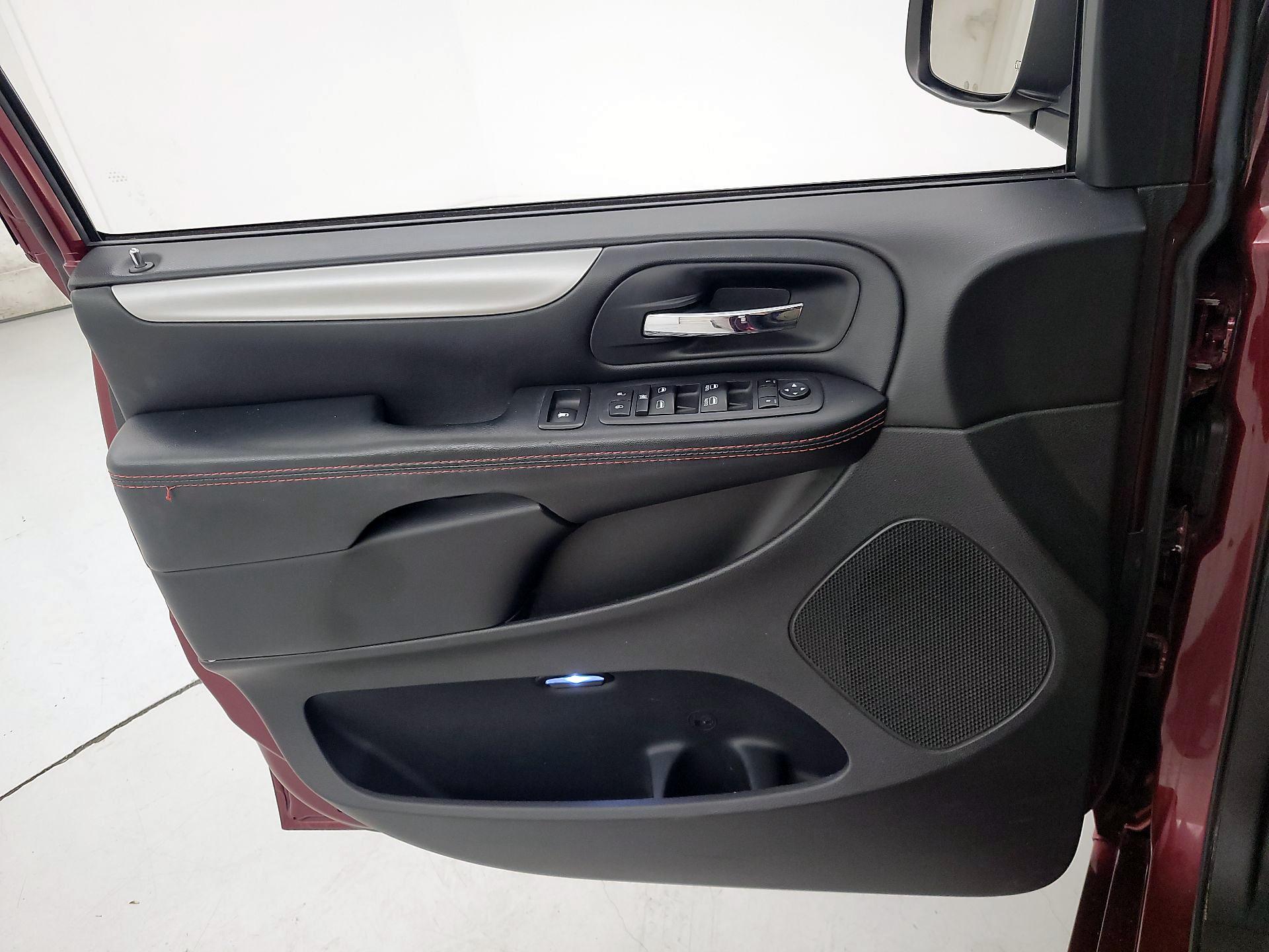 Thumbnail: 2019 Dodge Grand Caravan - 12