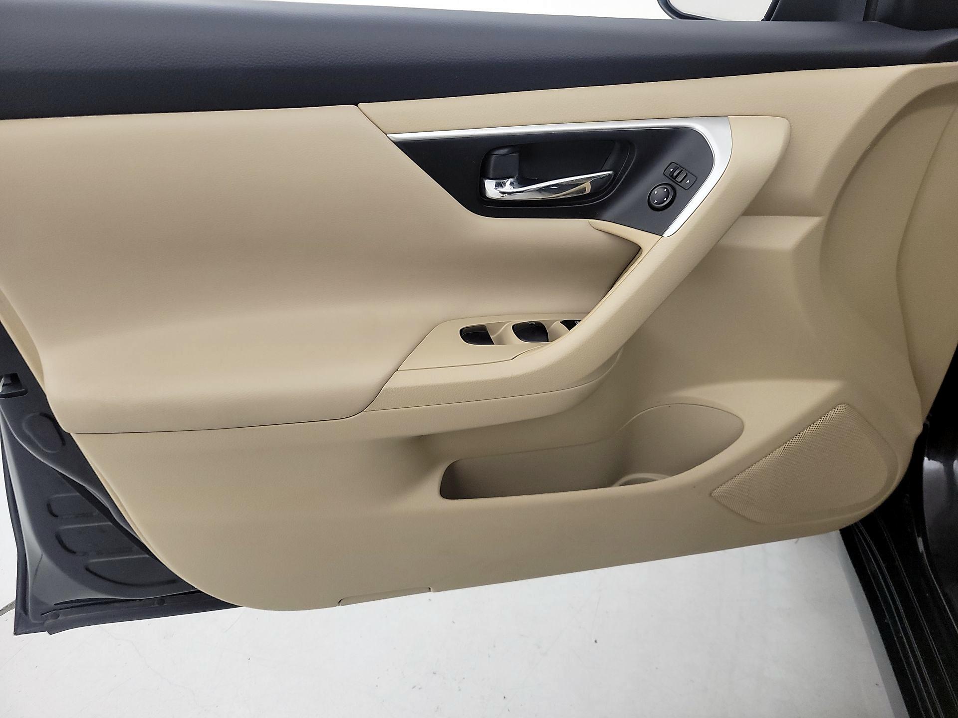 Thumbnail: 2016 Nissan Altima - 12