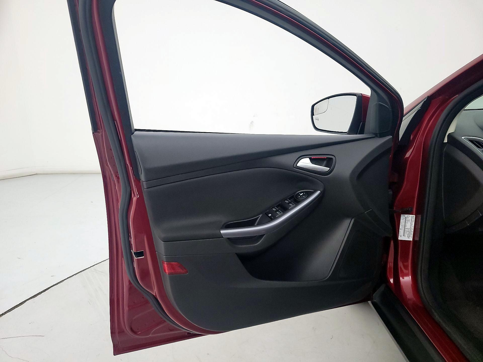 Thumbnail: 2014 Ford Focus - 12
