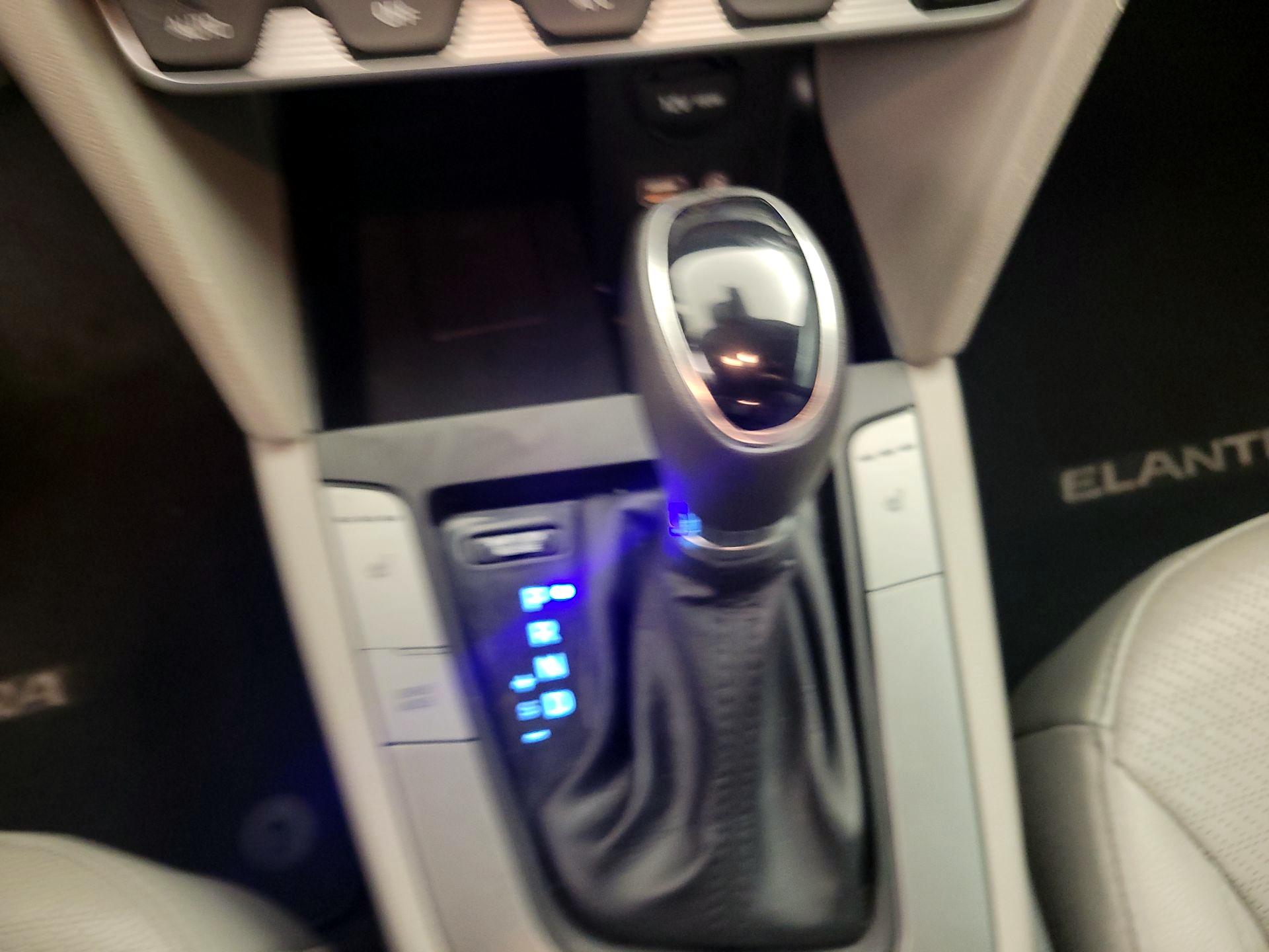 Thumbnail: 2020 Hyundai Elantra - 17