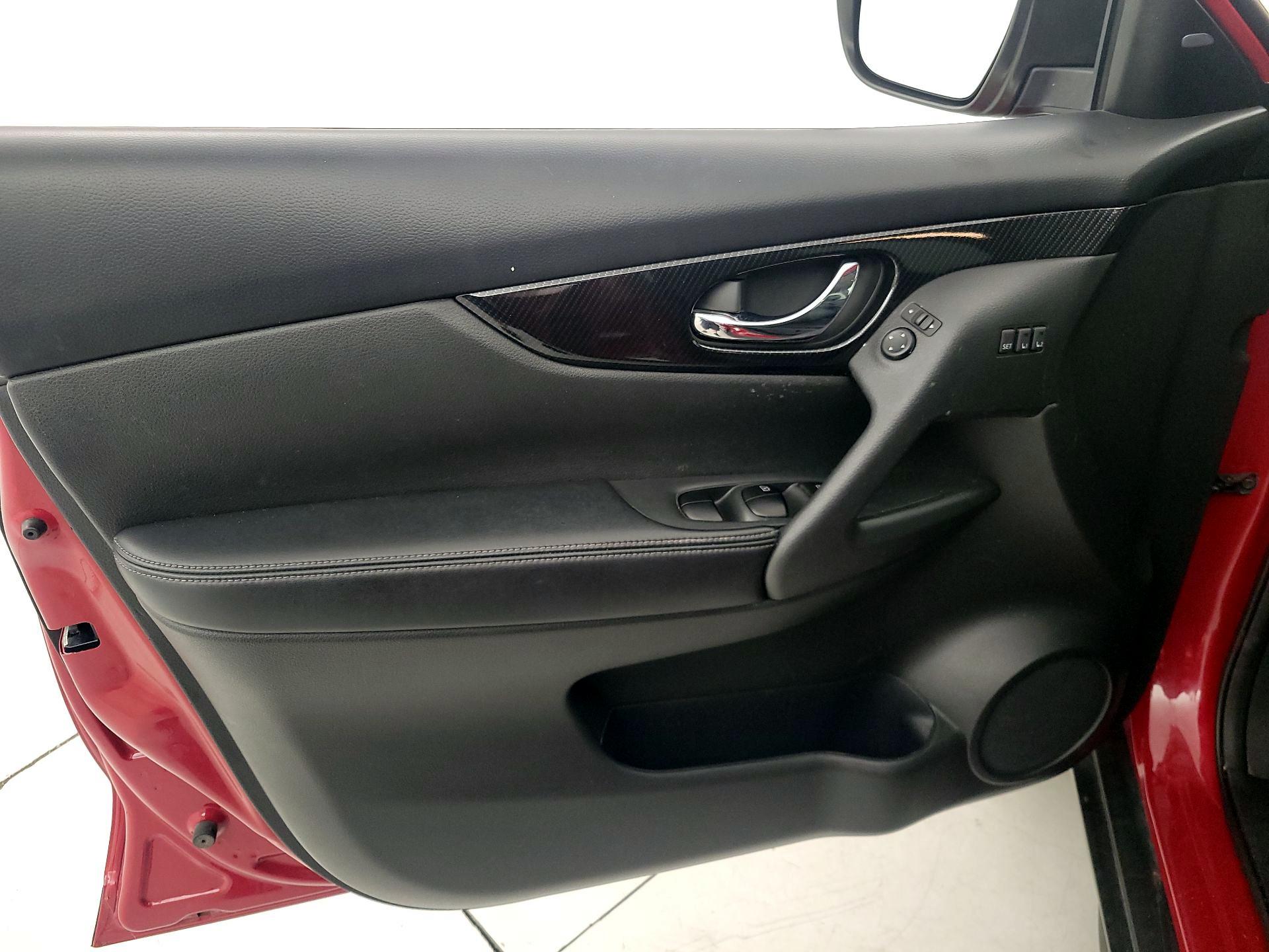 Thumbnail: 2017 Nissan Rogue - 12
