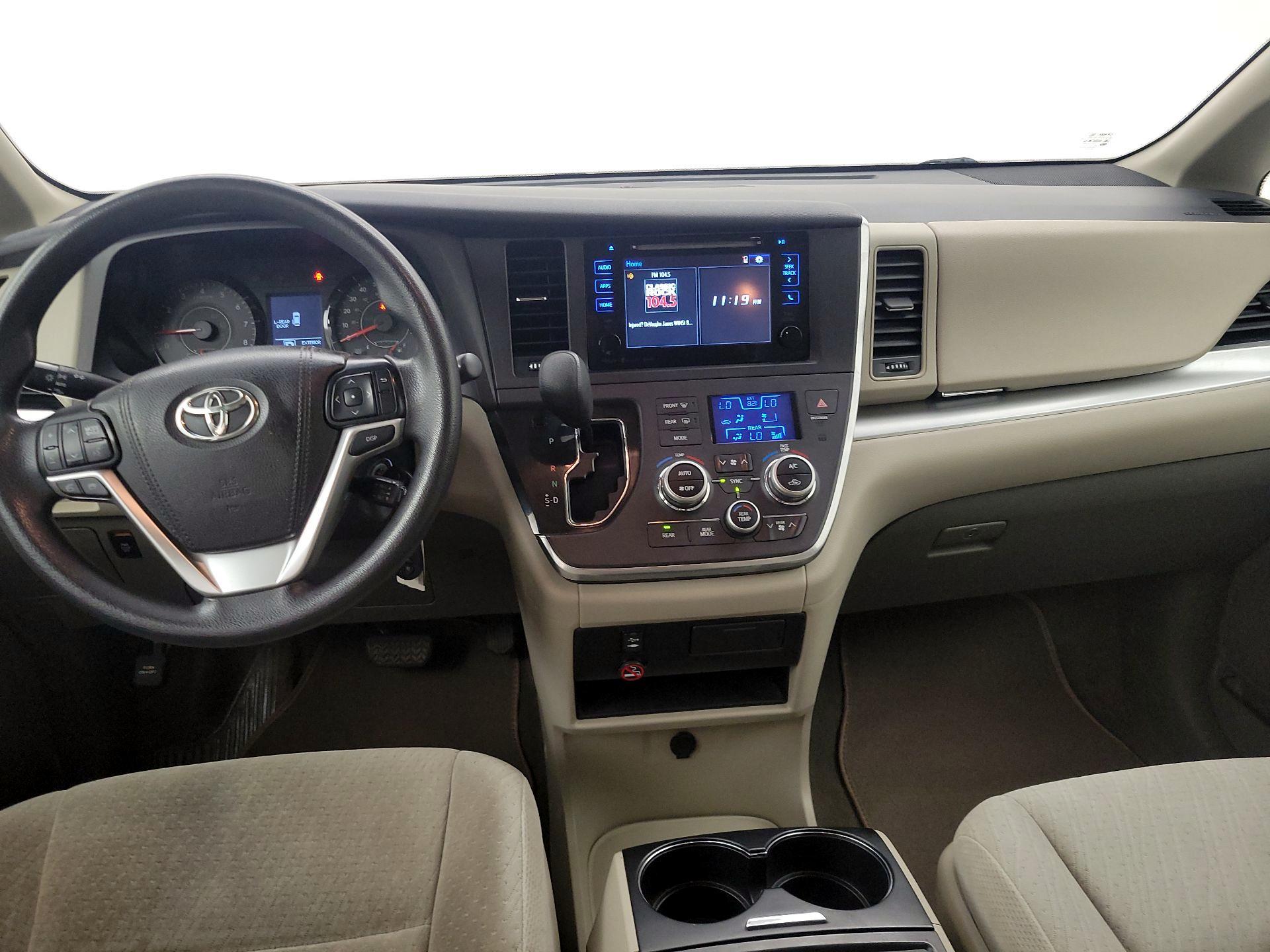 Thumbnail: 2016 Toyota Sienna - 9