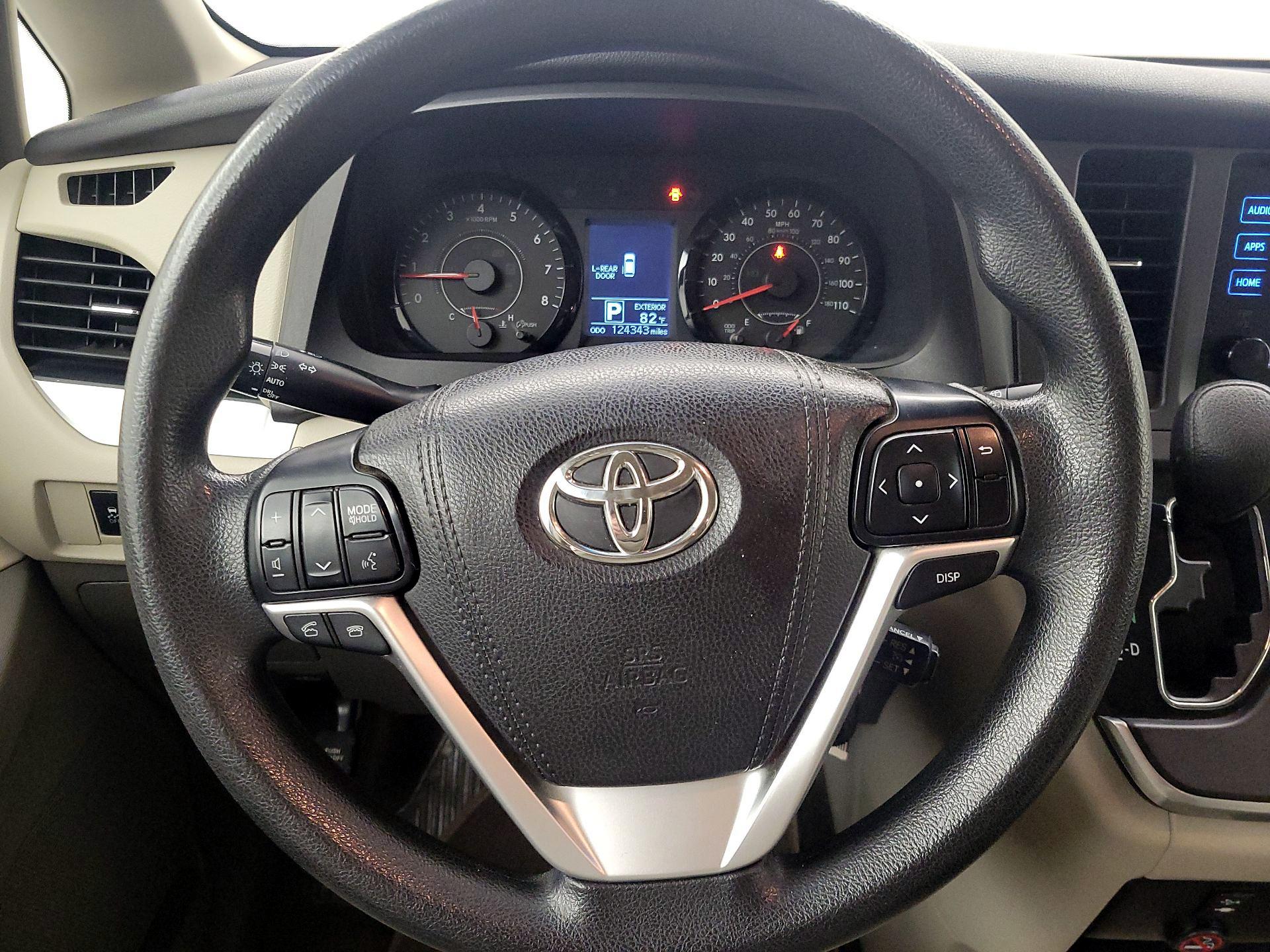 Thumbnail: 2016 Toyota Sienna - 10