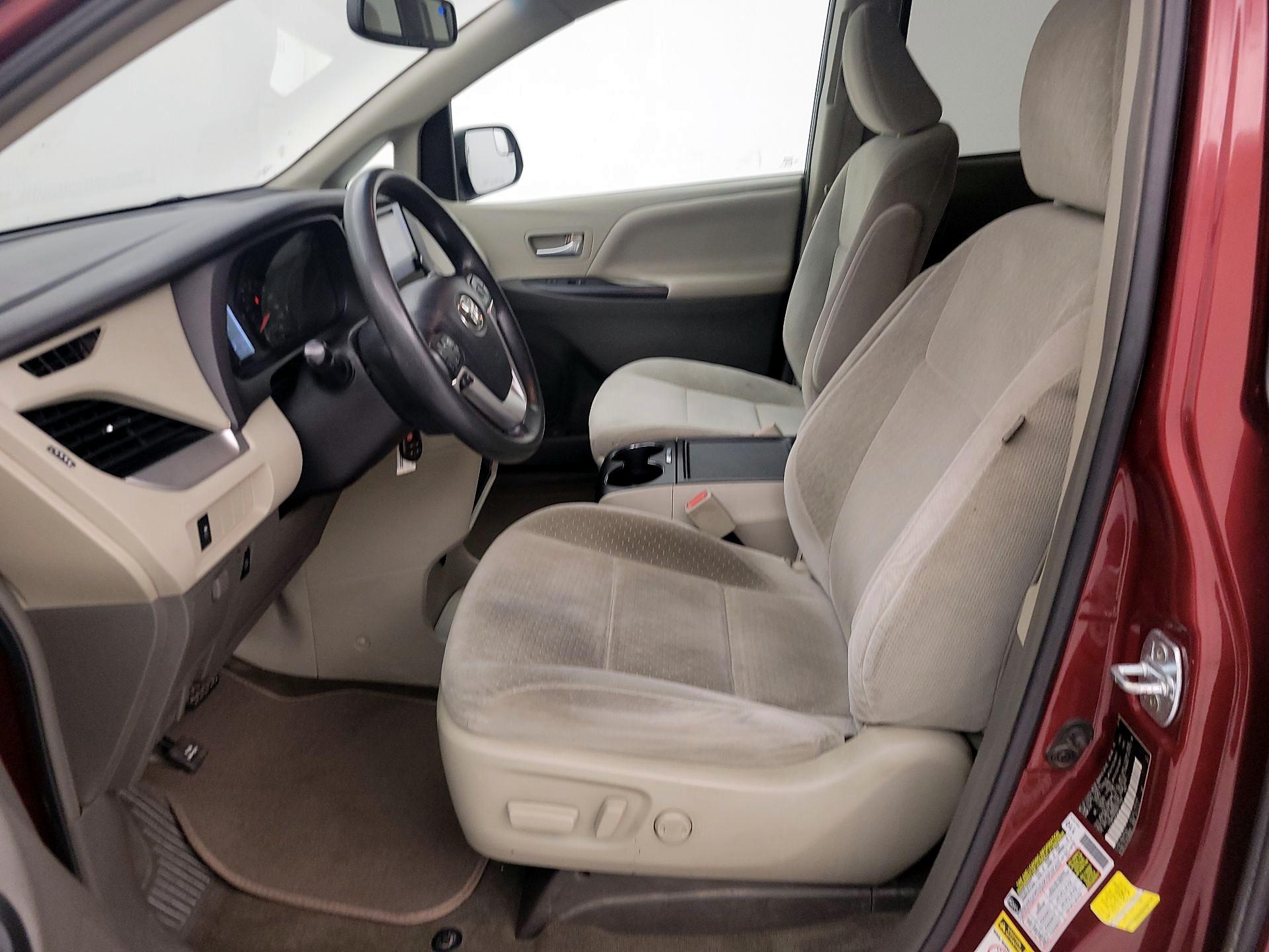 Thumbnail: 2016 Toyota Sienna - 11