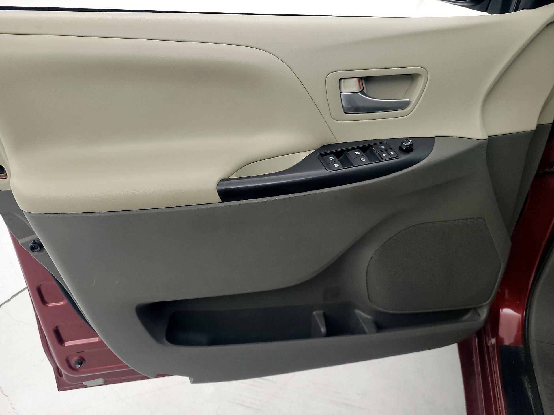 Thumbnail: 2016 Toyota Sienna - 12
