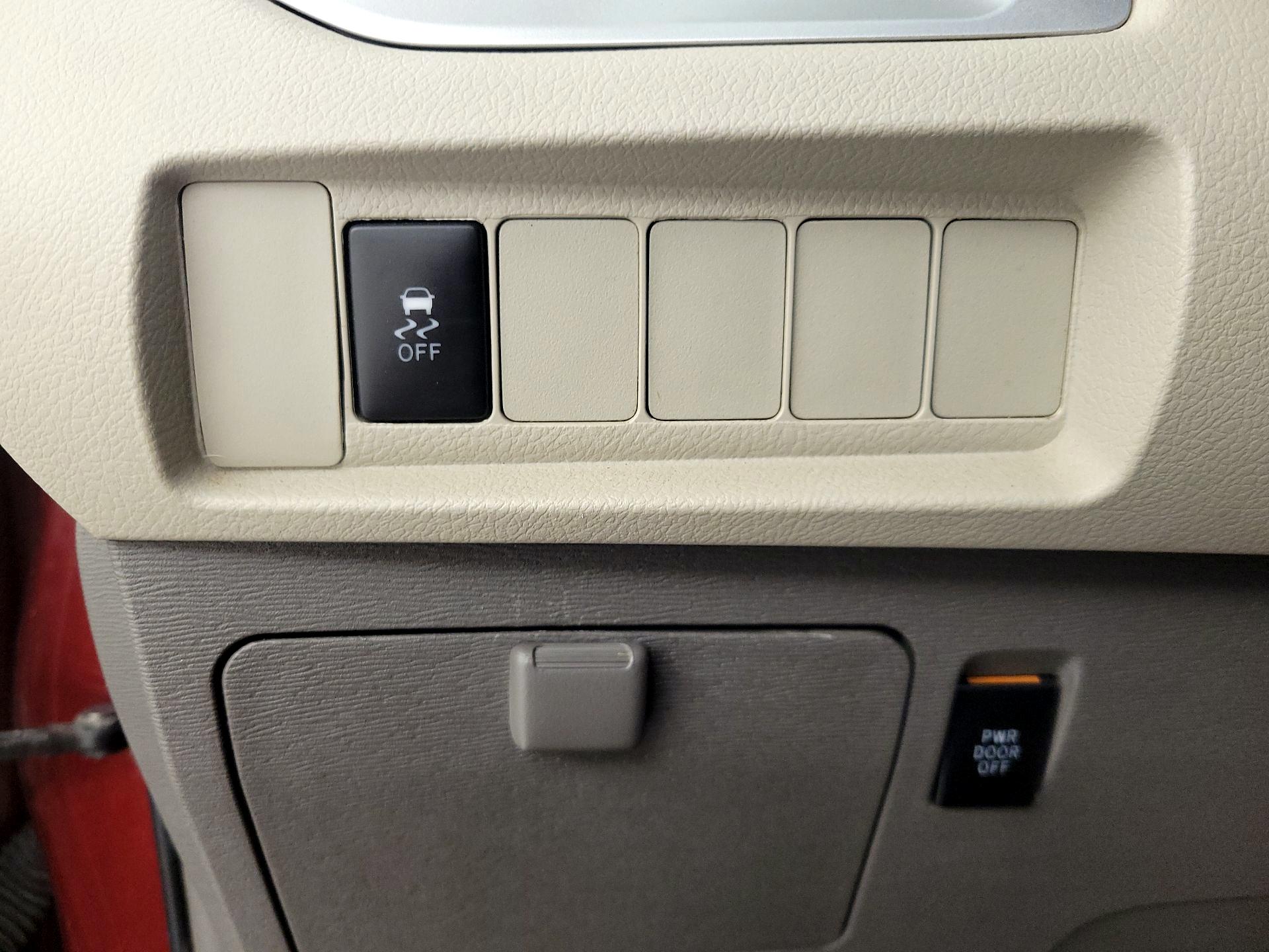 Thumbnail: 2016 Toyota Sienna - 13