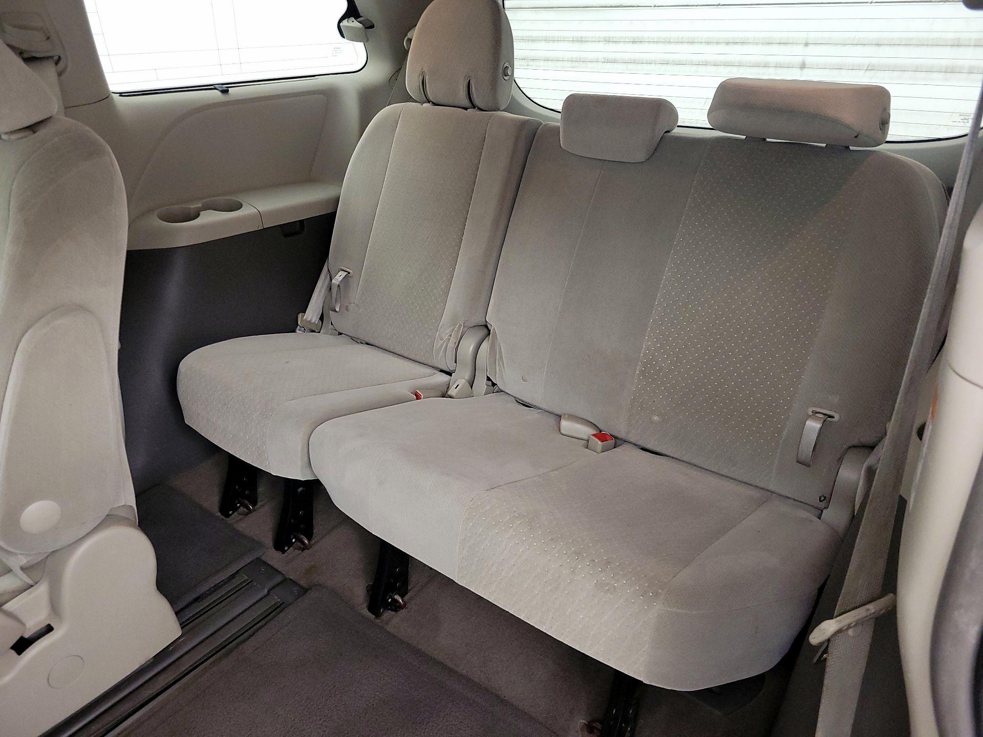 Thumbnail: 2016 Toyota Sienna - 20