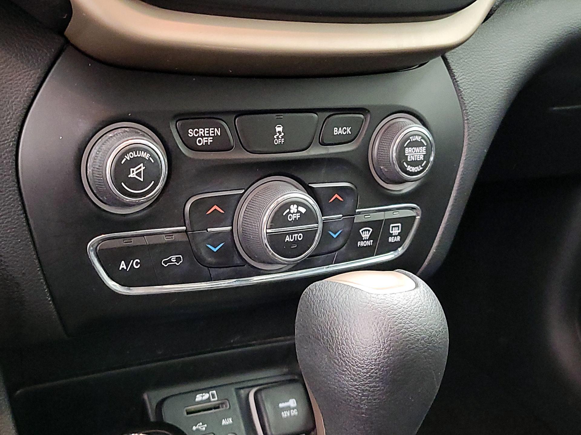 Thumbnail: 2014 Jeep Cherokee - 16