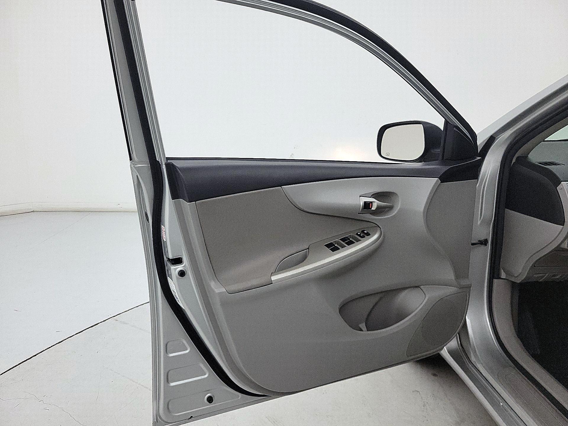 Thumbnail: 2013 Toyota Corolla - 12