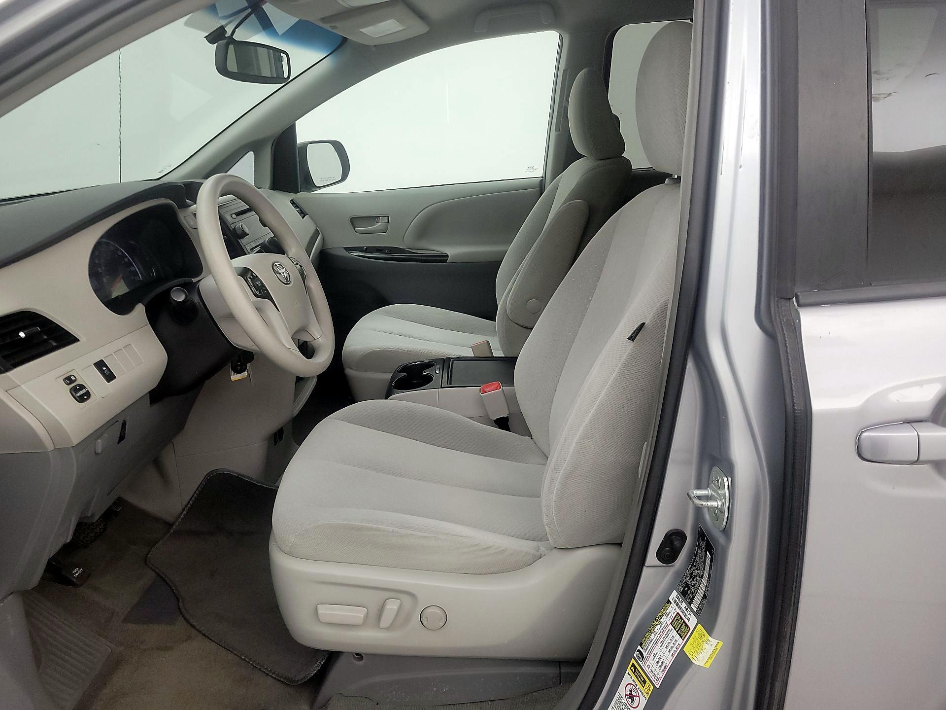 Thumbnail: 2014 Toyota Sienna - 11