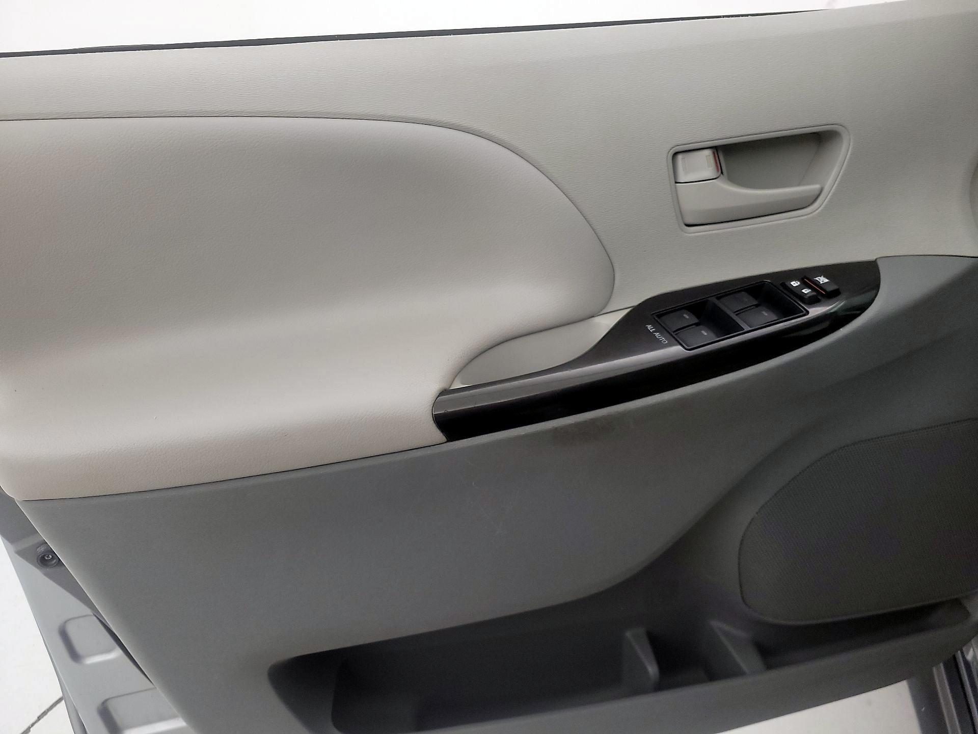 Thumbnail: 2014 Toyota Sienna - 12