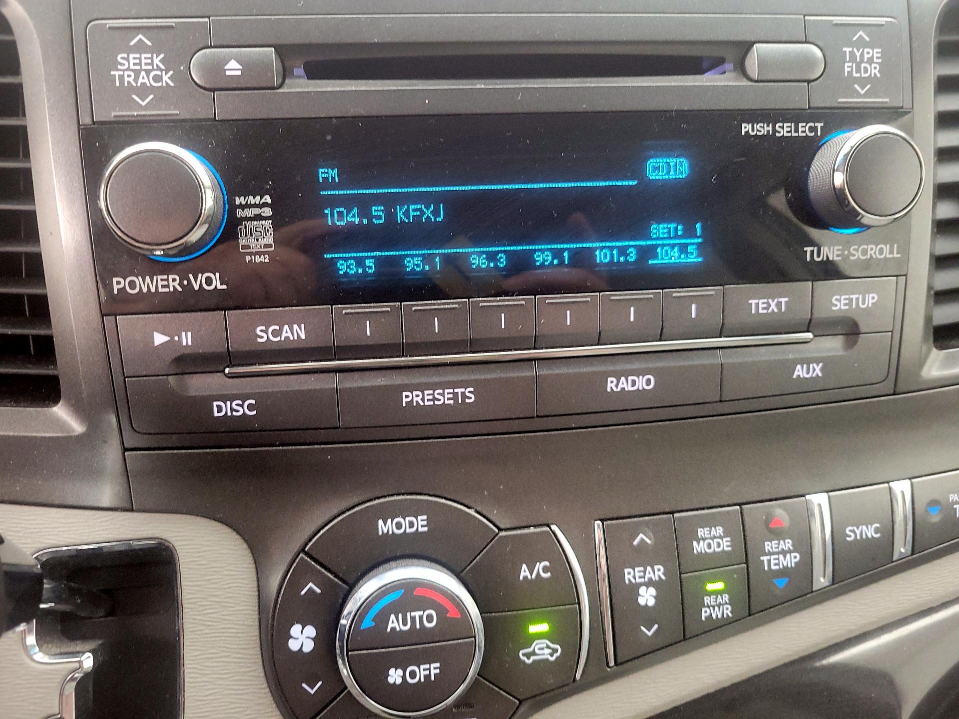 Thumbnail: 2014 Toyota Sienna - 15