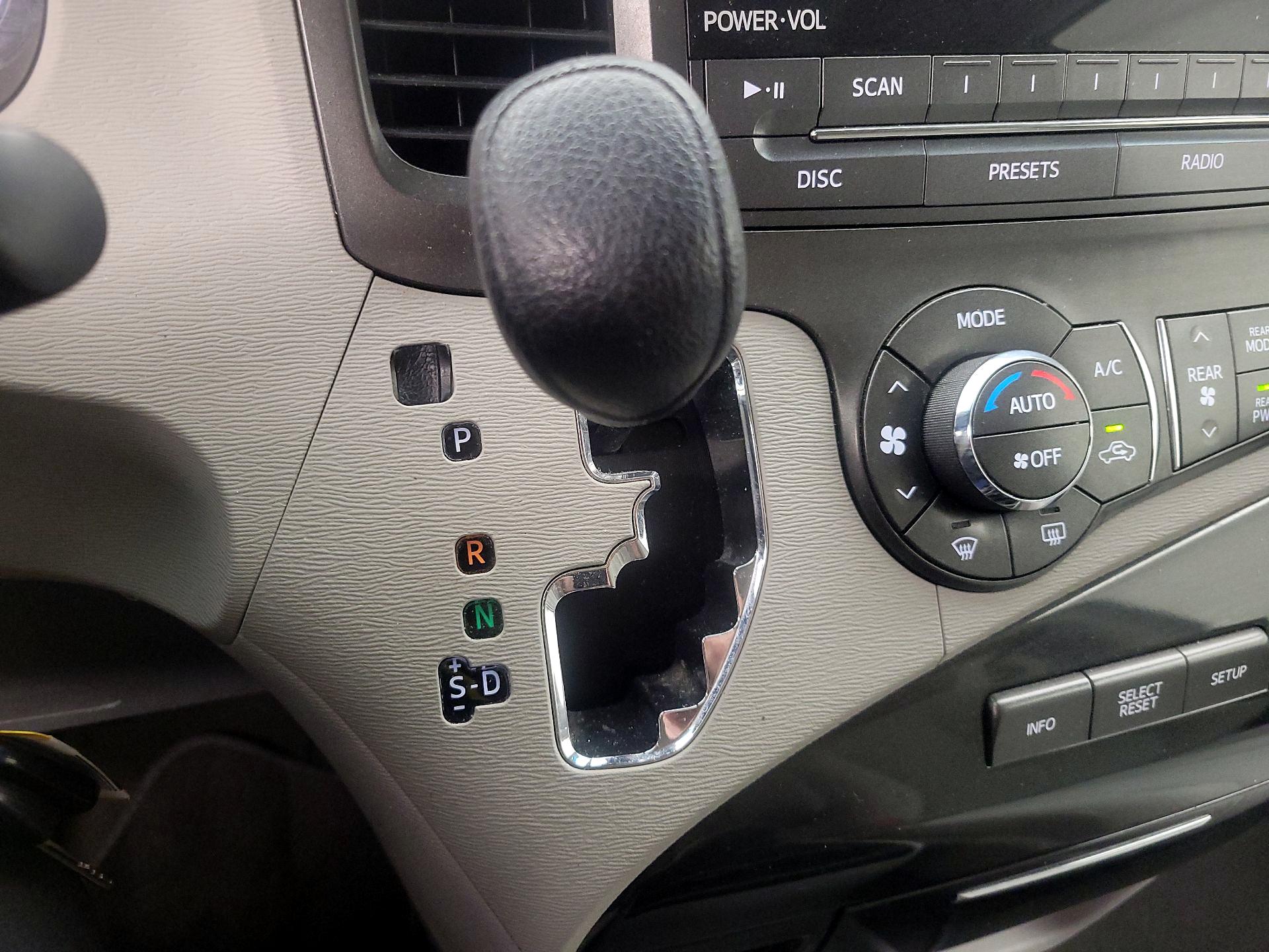 Thumbnail: 2014 Toyota Sienna - 17