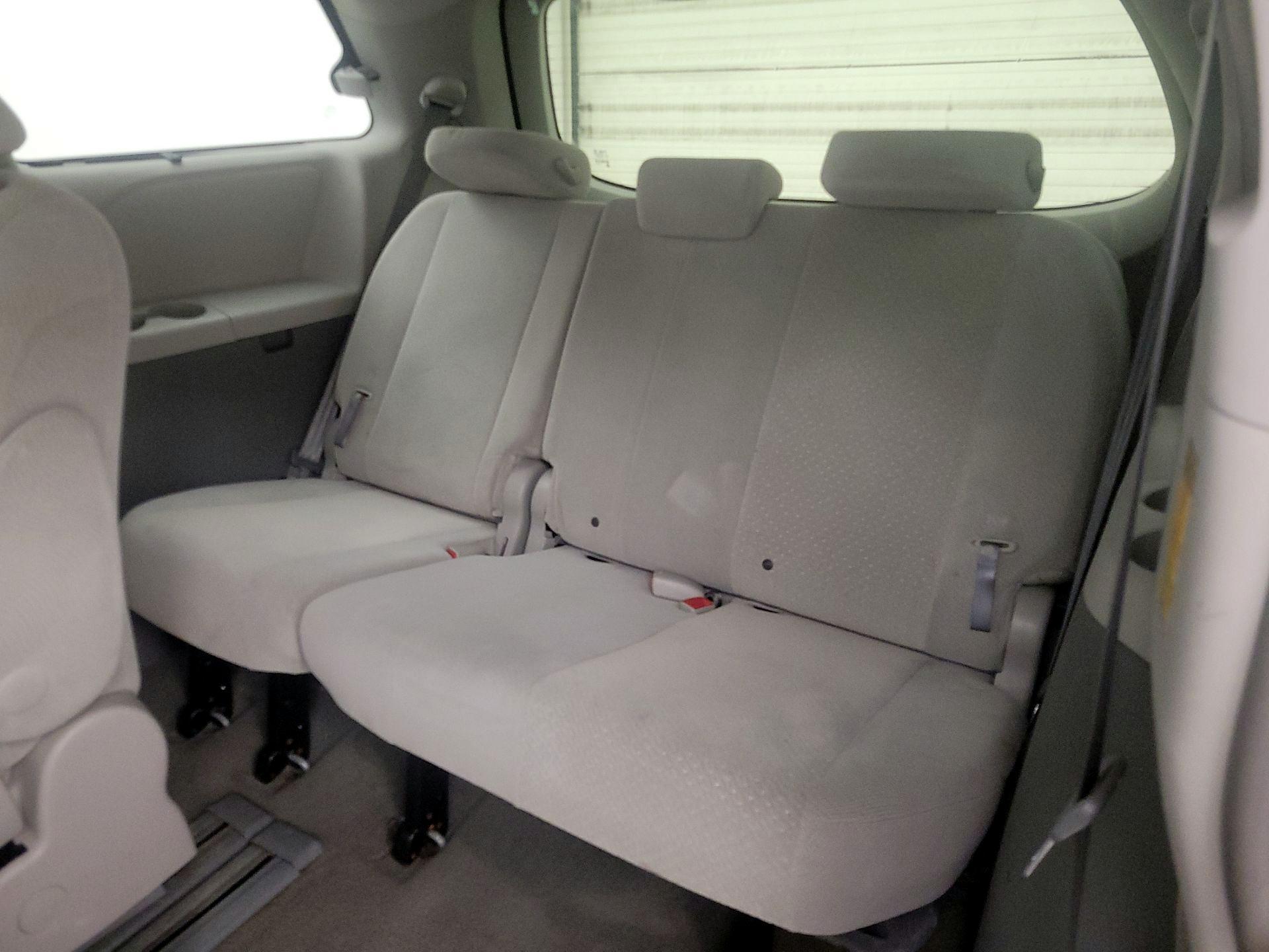Thumbnail: 2014 Toyota Sienna - 20