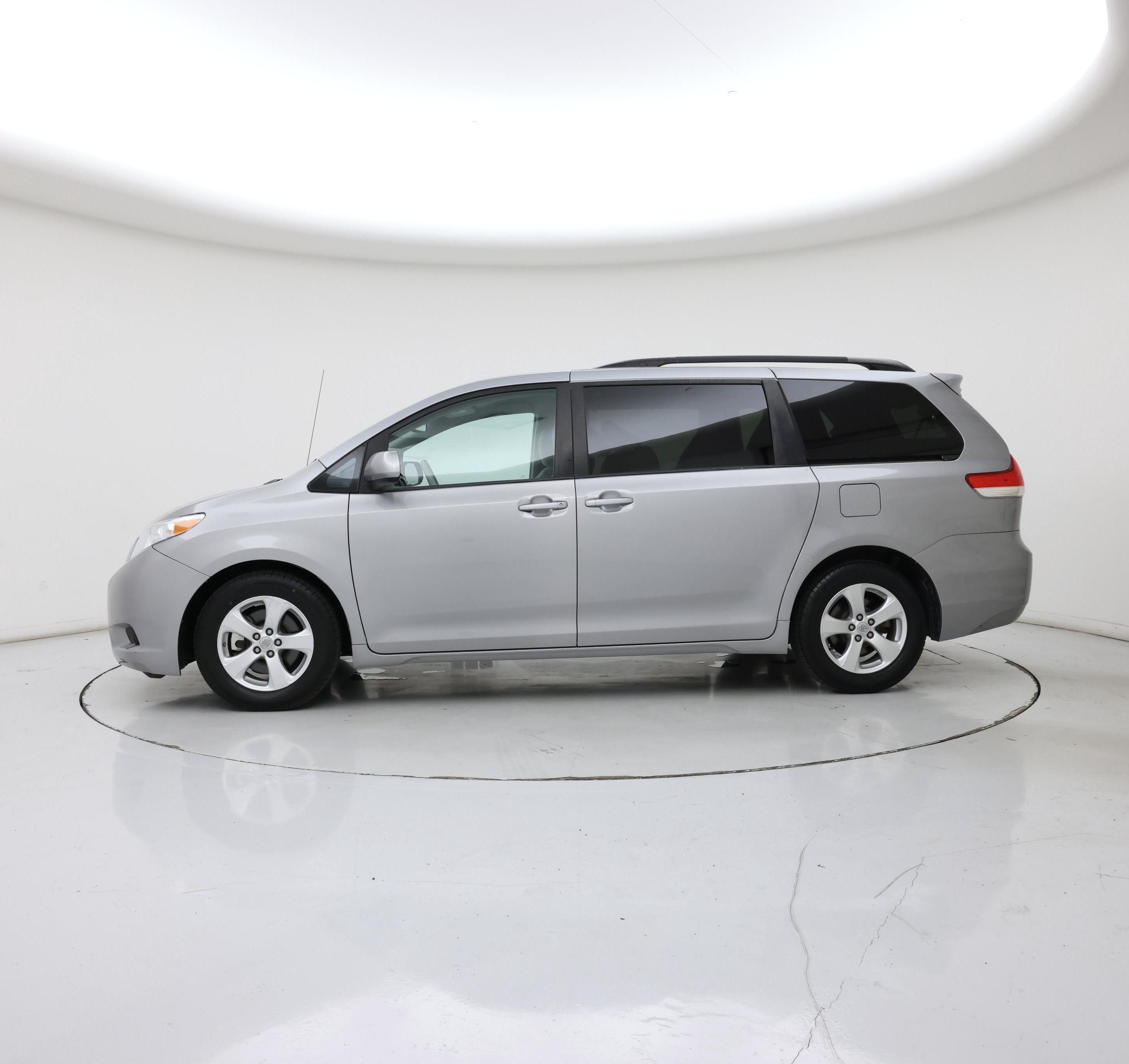 Thumbnail: 2014 Toyota Sienna - 3