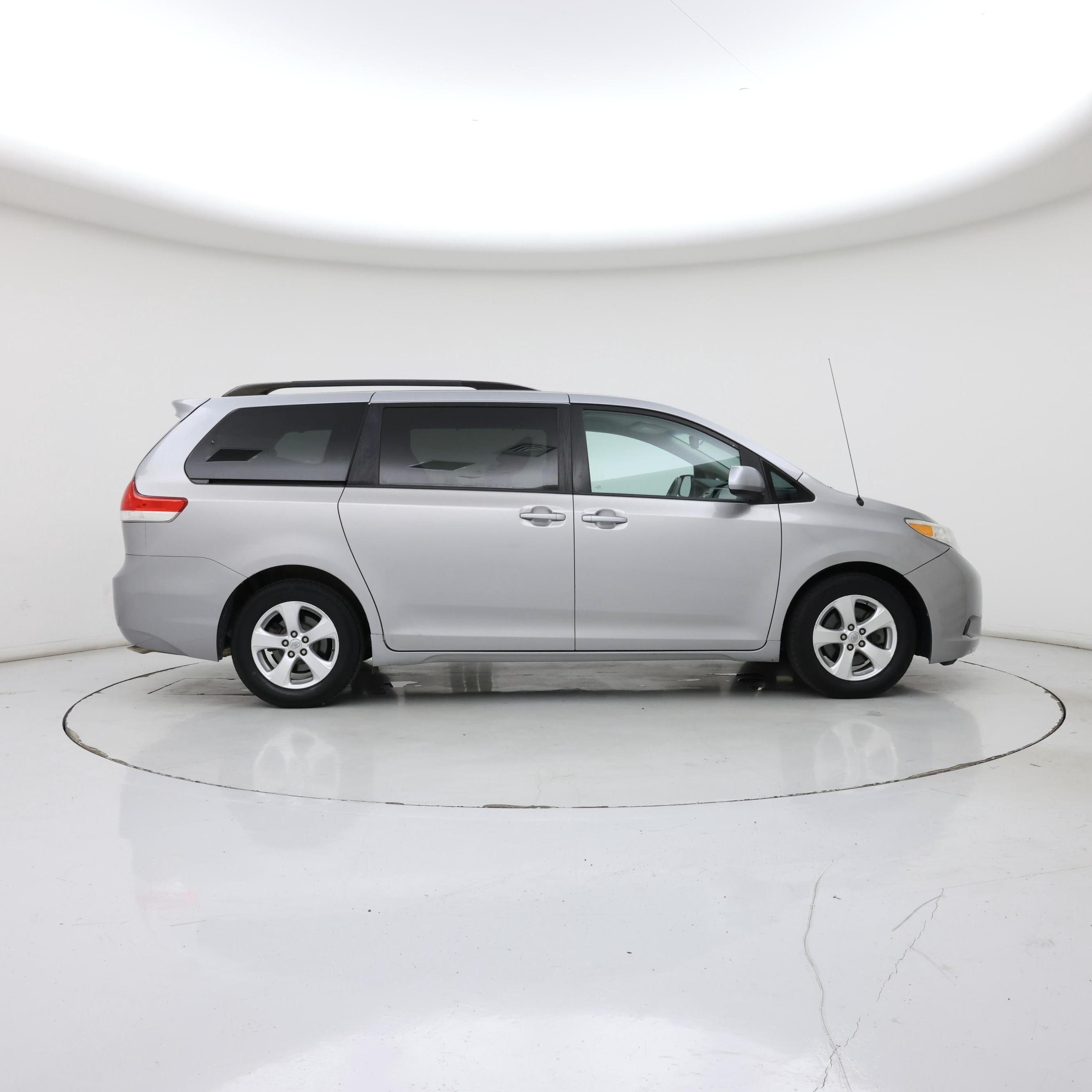 Thumbnail: 2014 Toyota Sienna - 7