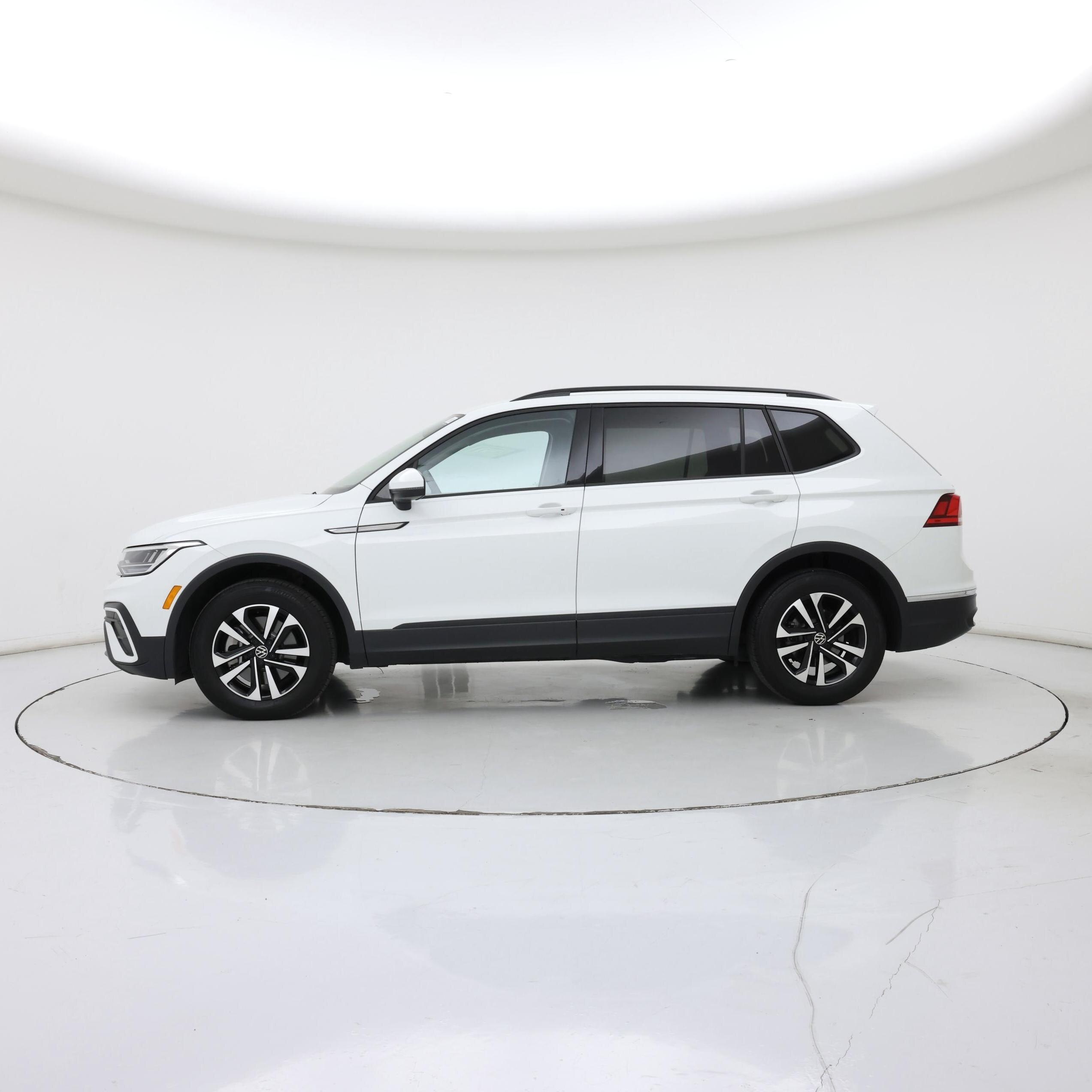 Thumbnail: 2023 Volkswagen Tiguan - 3