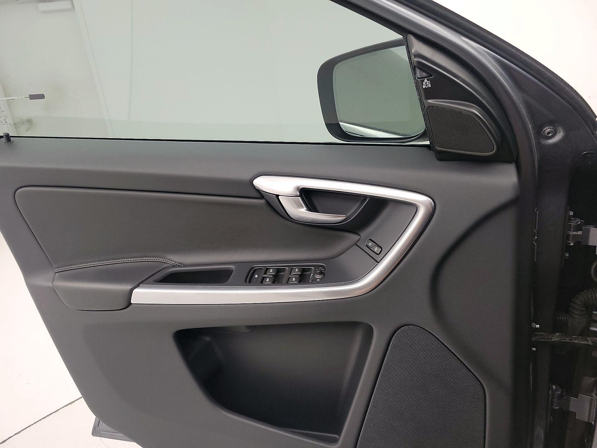Thumbnail: 2016 Volvo XC60 - 12