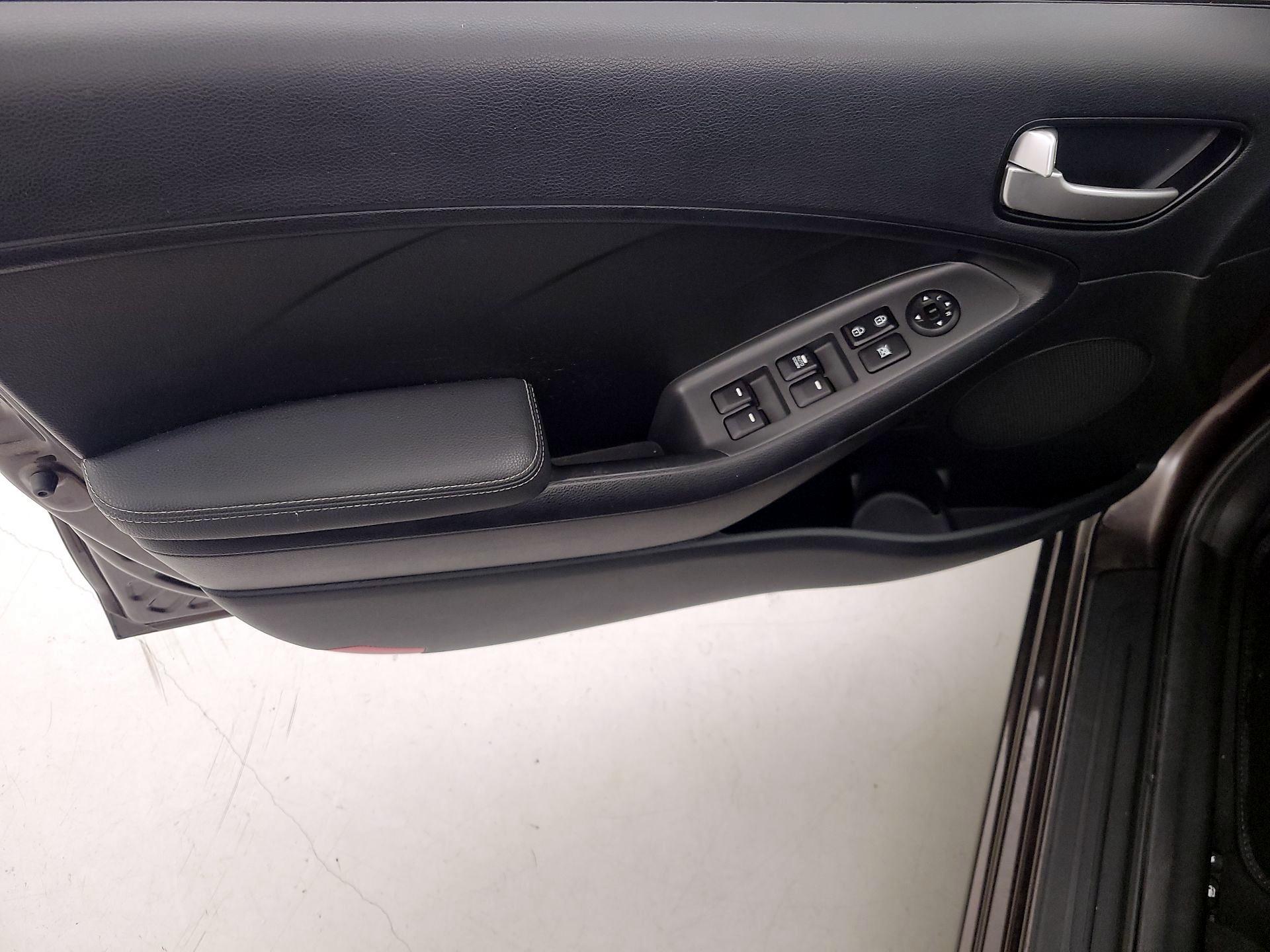 Thumbnail: 2018 Kia Forte - 12