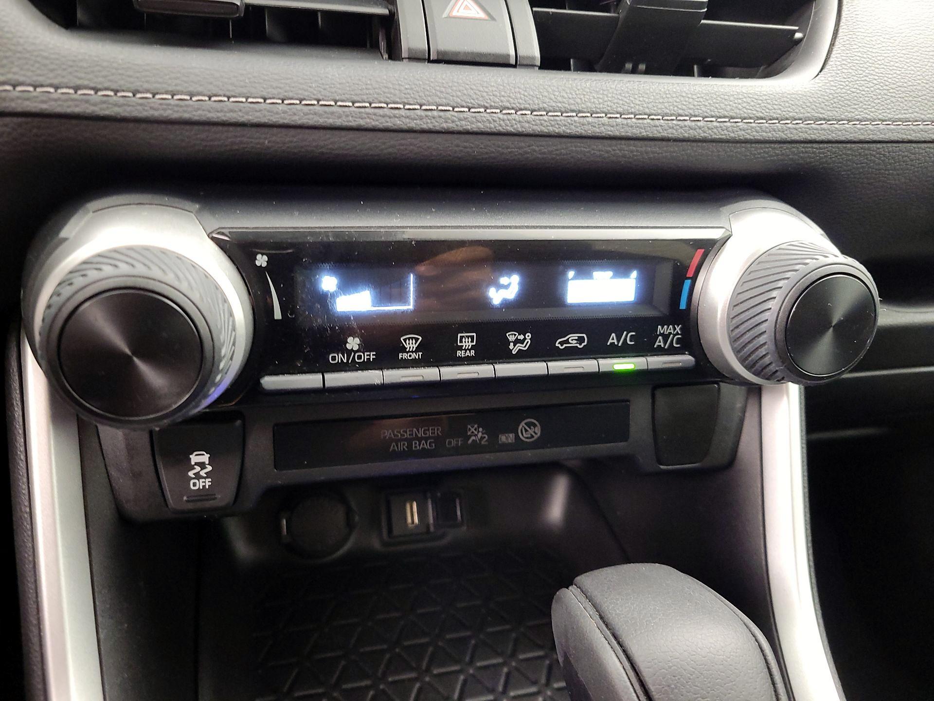 Thumbnail: 2021 Toyota RAV4 - 16