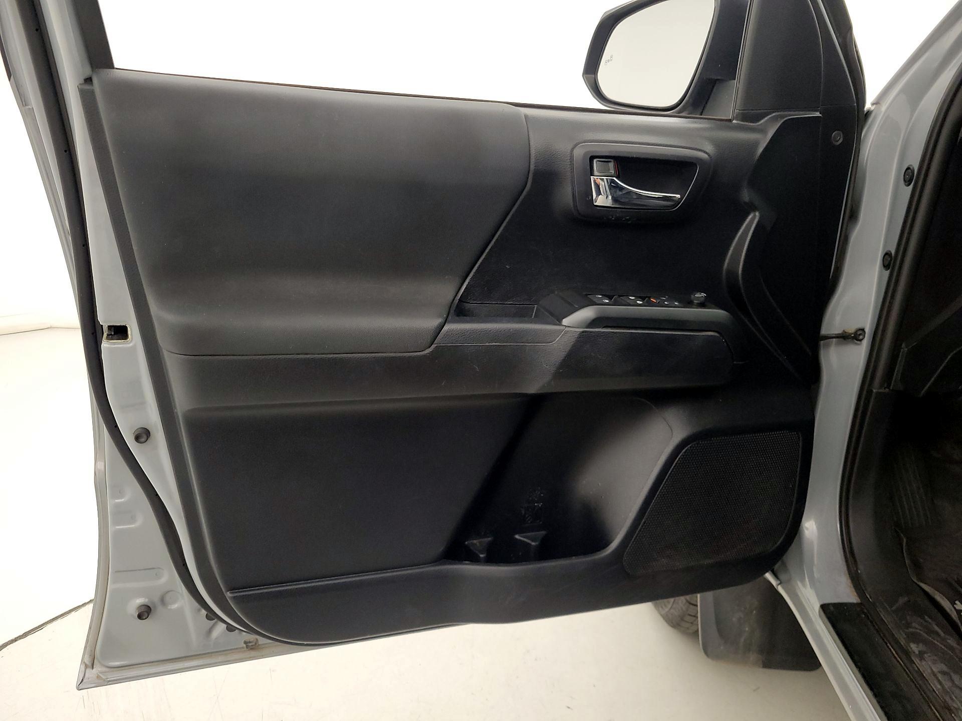 Thumbnail: 2019 Toyota Tacoma - 12