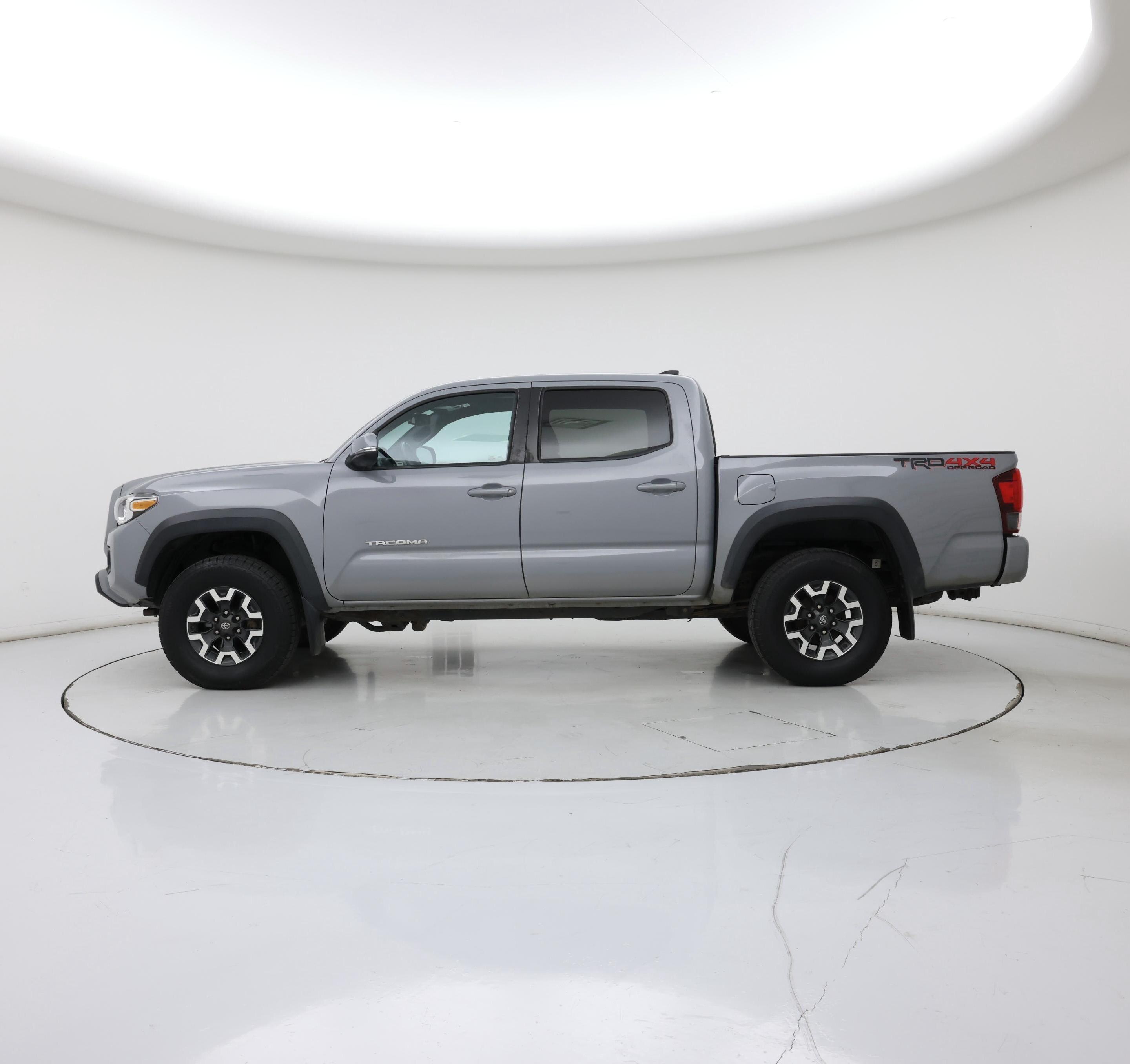 Thumbnail: 2019 Toyota Tacoma - 3