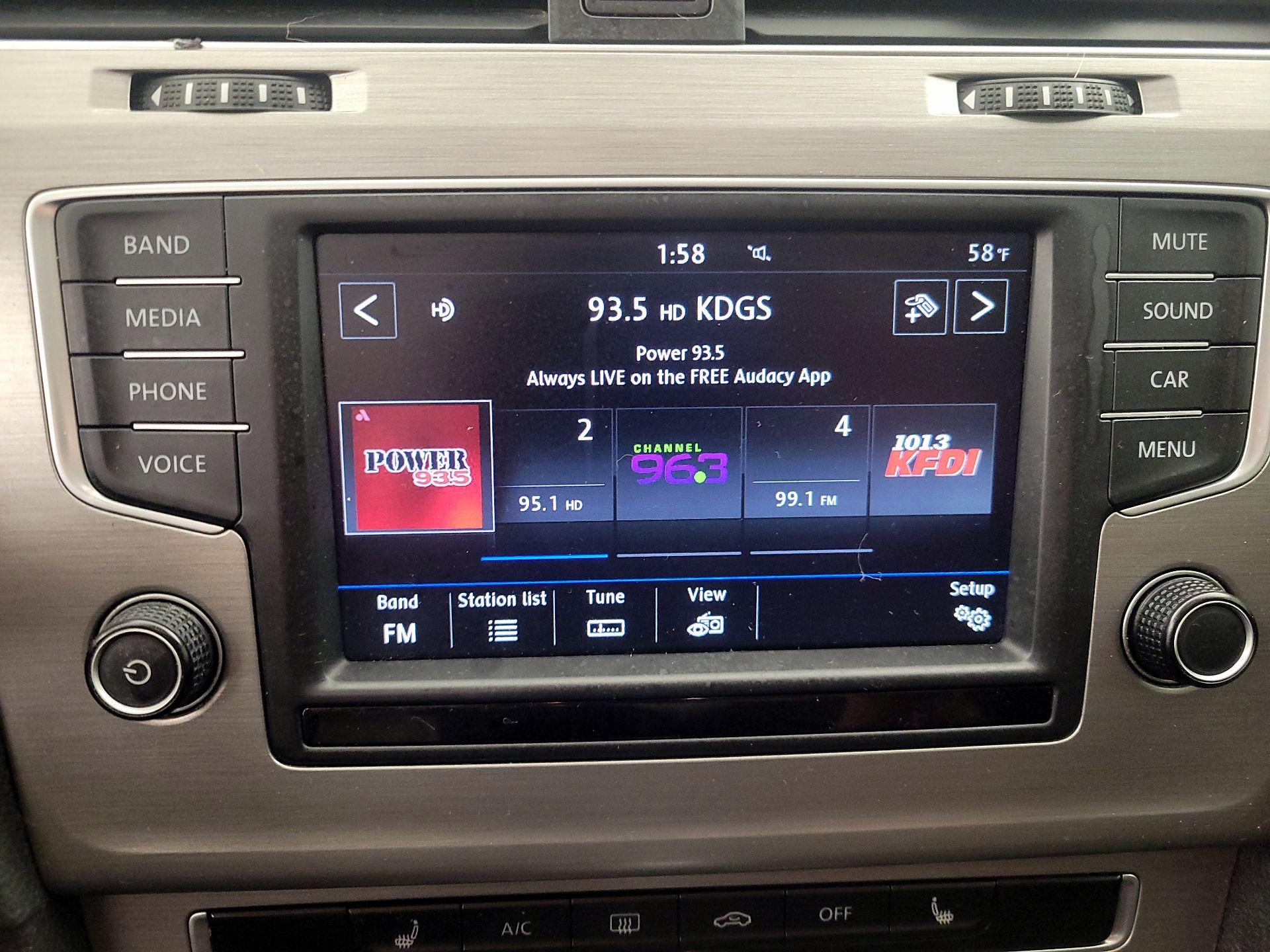 Thumbnail: 2017 Volkswagen Golf - 15