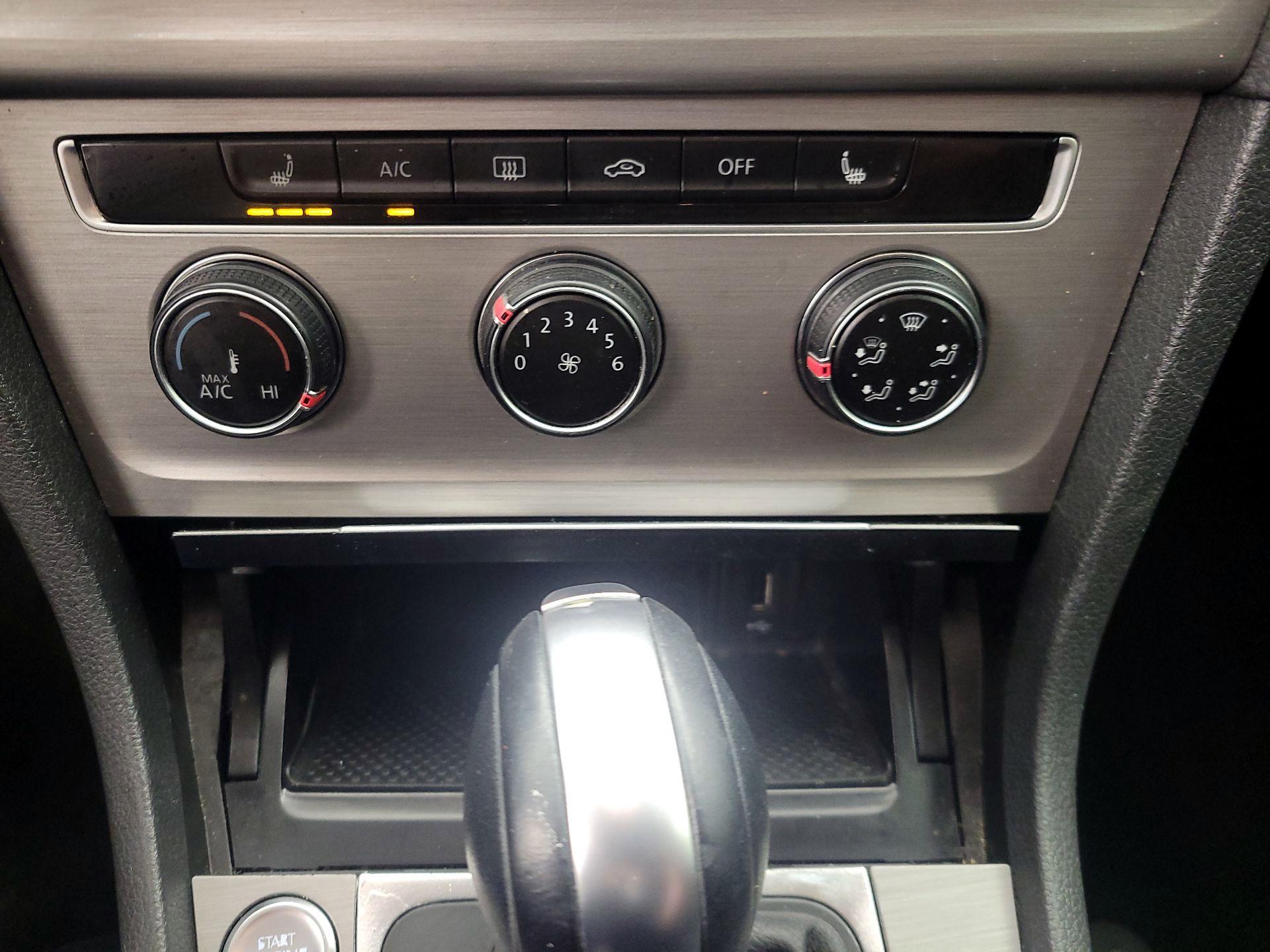 Thumbnail: 2017 Volkswagen Golf - 16