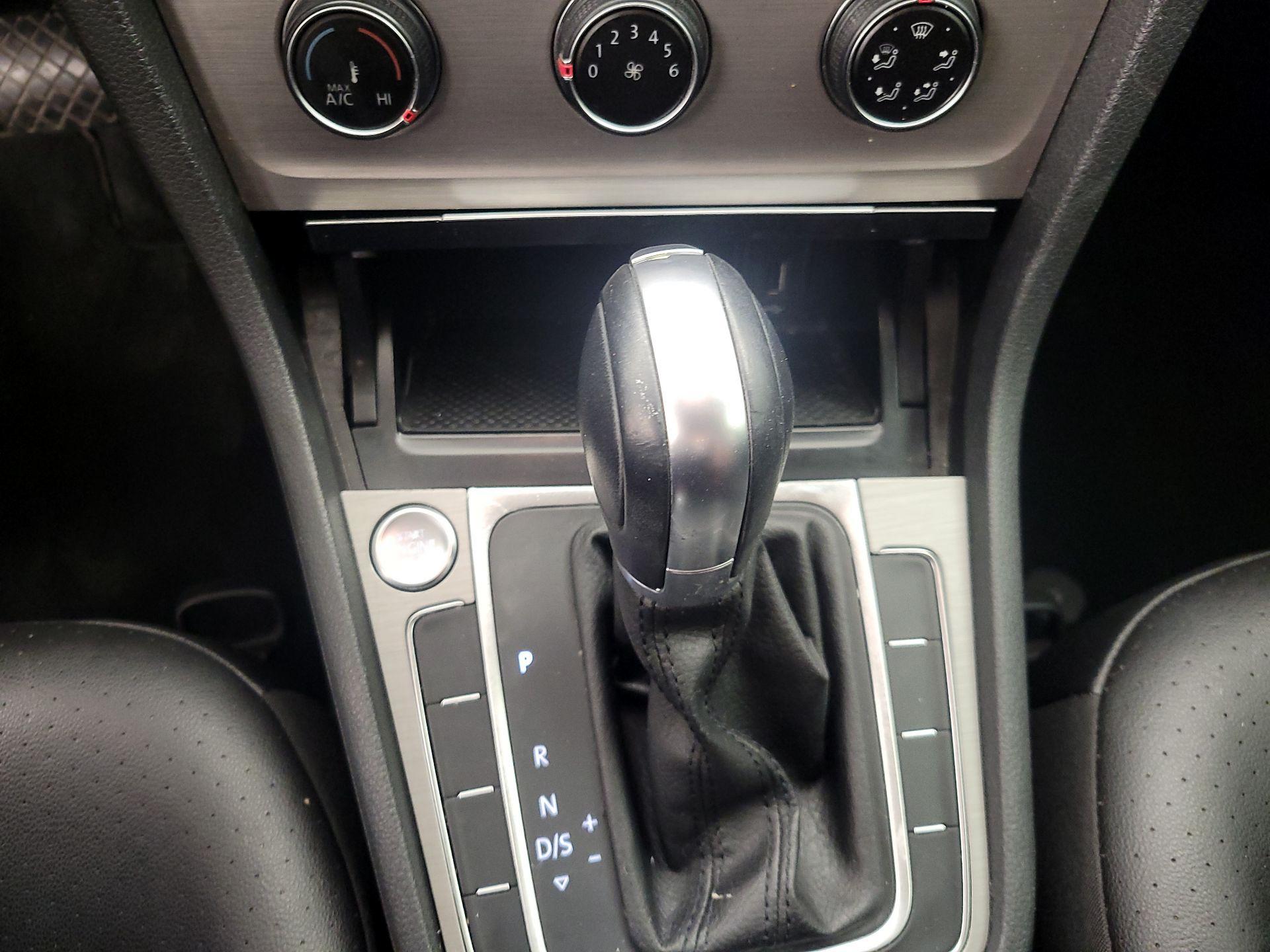 Thumbnail: 2017 Volkswagen Golf - 17