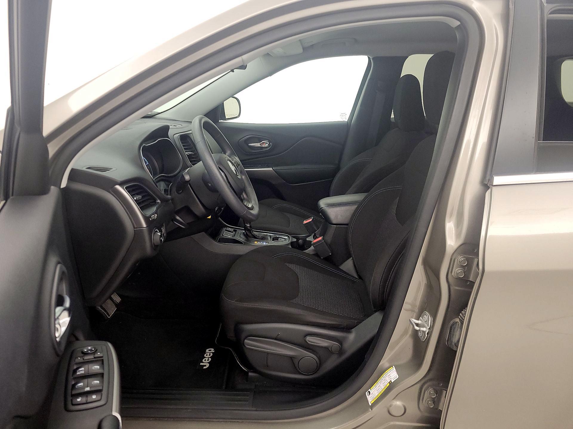 Thumbnail: 2019 Jeep Cherokee - 11