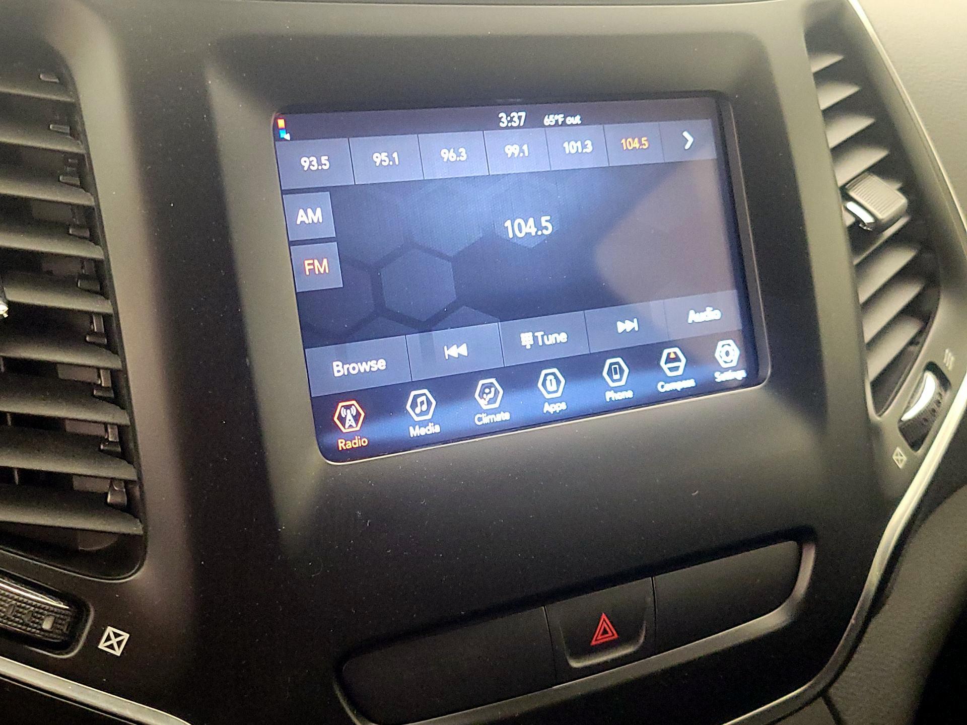Thumbnail: 2019 Jeep Cherokee - 15