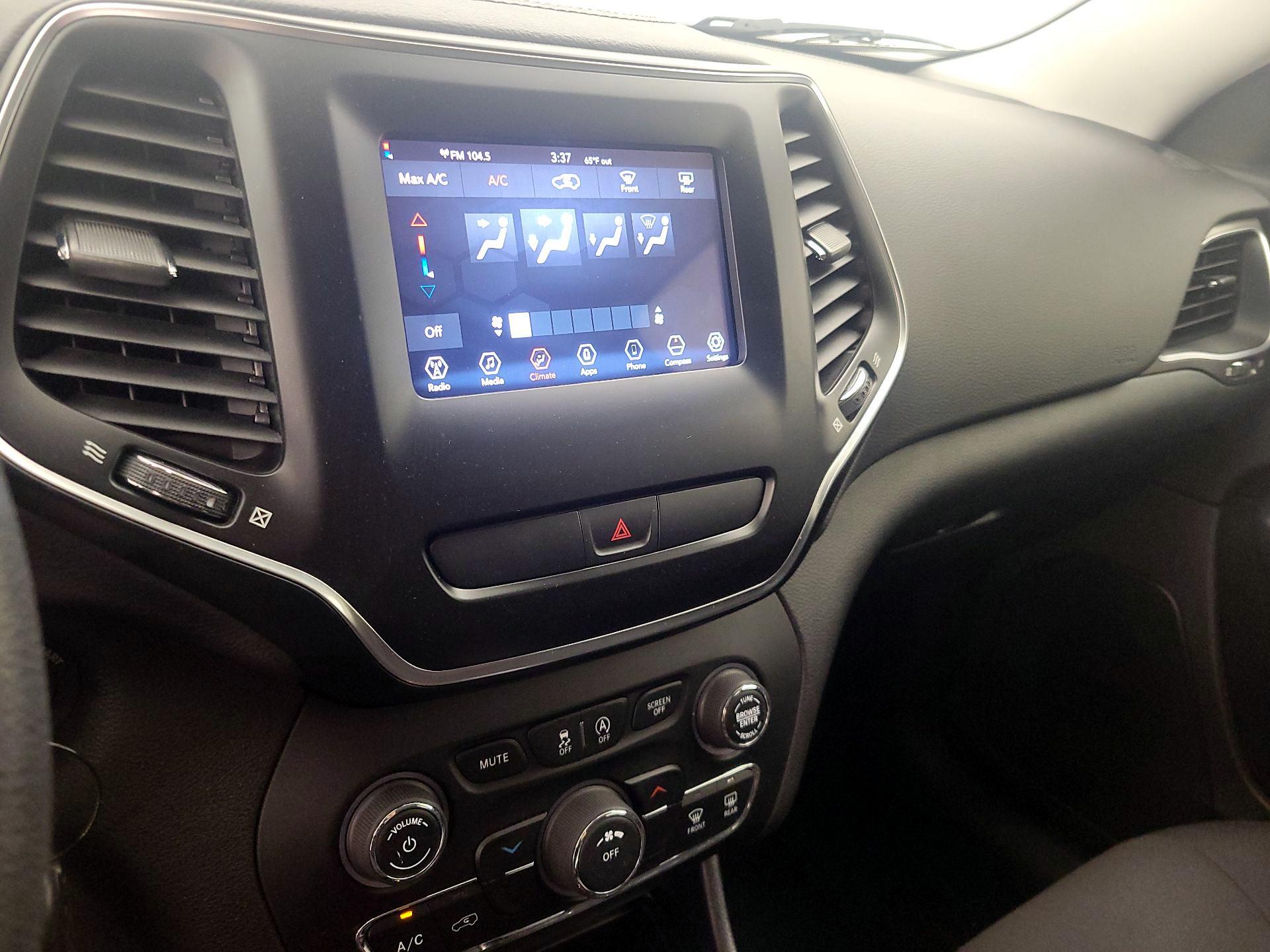 Thumbnail: 2019 Jeep Cherokee - 16