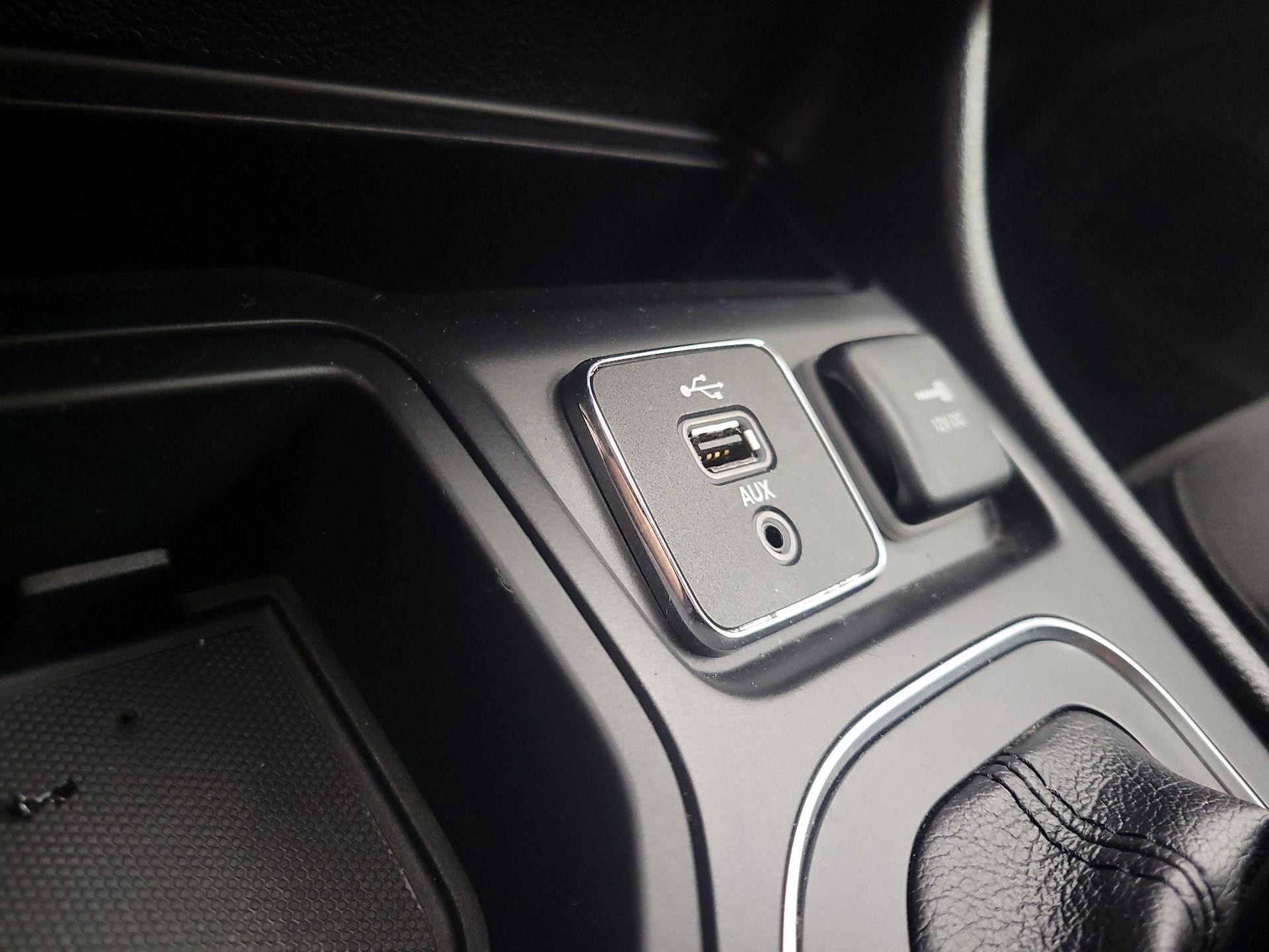 Thumbnail: 2019 Jeep Cherokee - 18