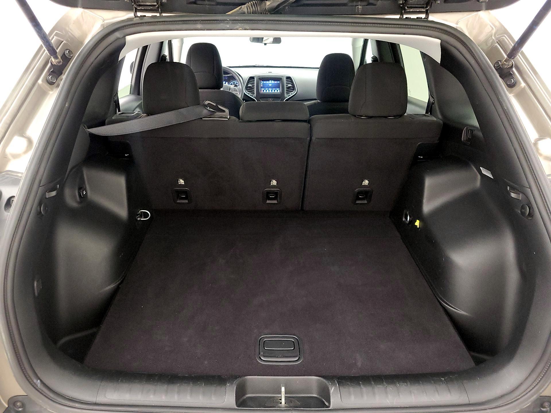 Thumbnail: 2019 Jeep Cherokee - 20