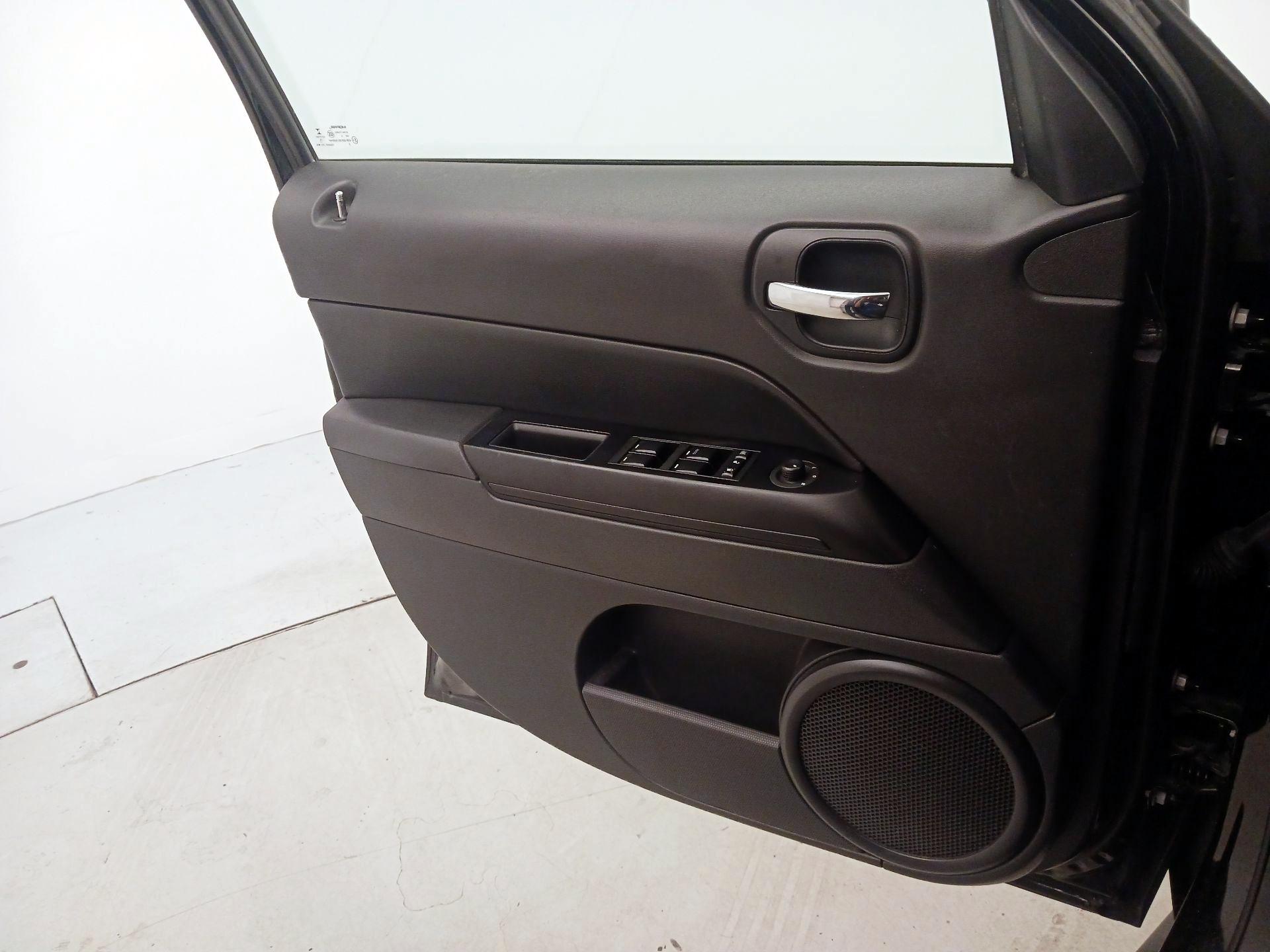 Thumbnail: 2016 Jeep Patriot - 12