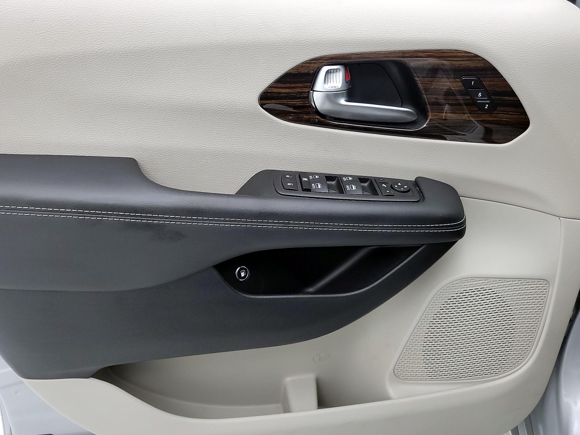 Thumbnail: 2023 Chrysler Pacifica - 12
