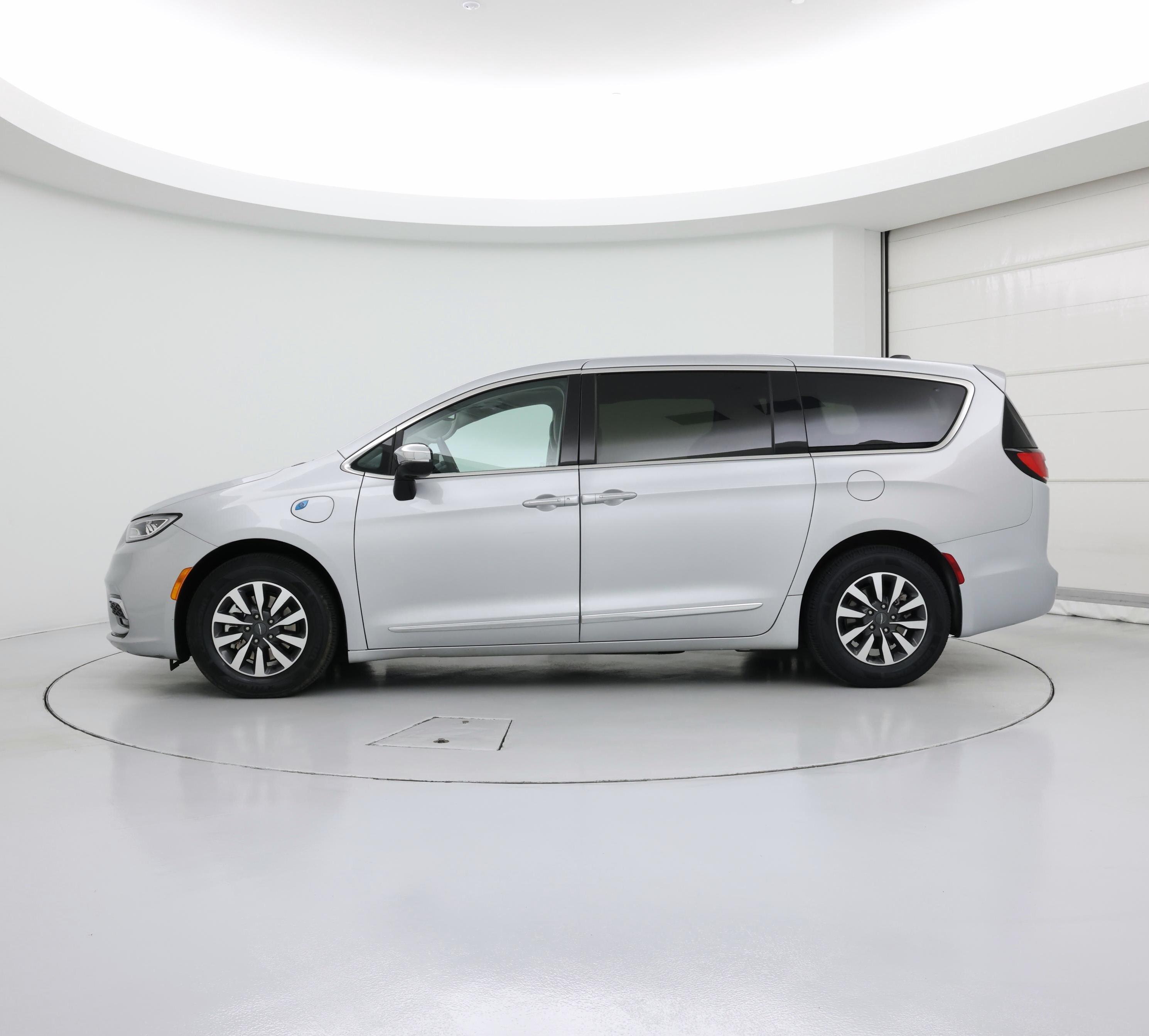 Thumbnail: 2023 Chrysler Pacifica - 3