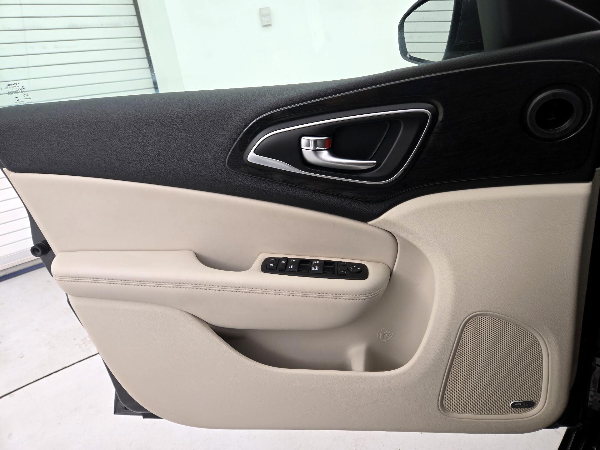 Thumbnail: 2015 Chrysler 200 - 12
