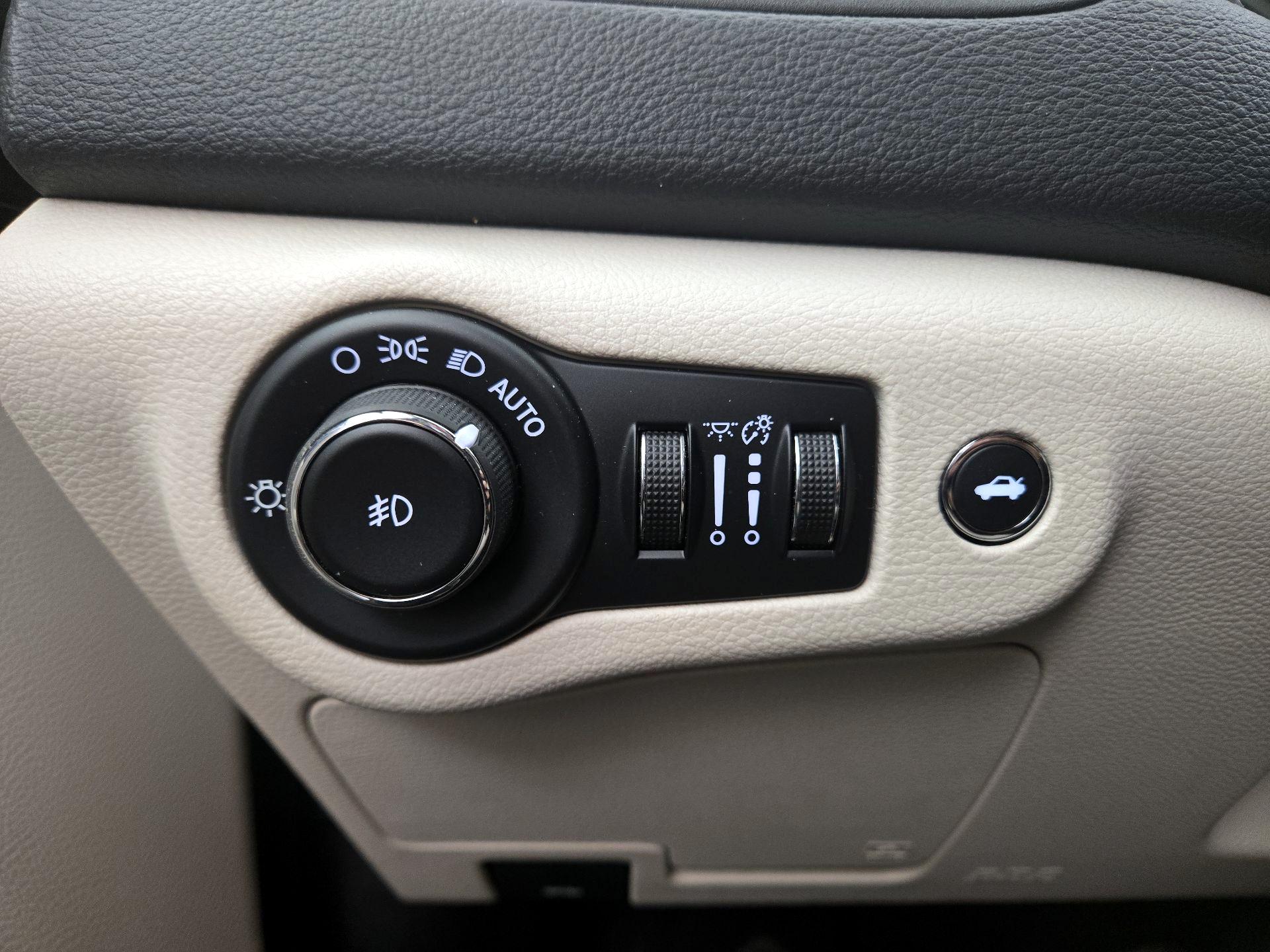 Thumbnail: 2015 Chrysler 200 - 13